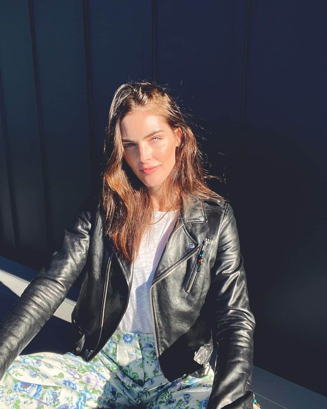 ヒラリー・ローダのインスタグラム：「As the sun sets on 2020... ✌🏼」