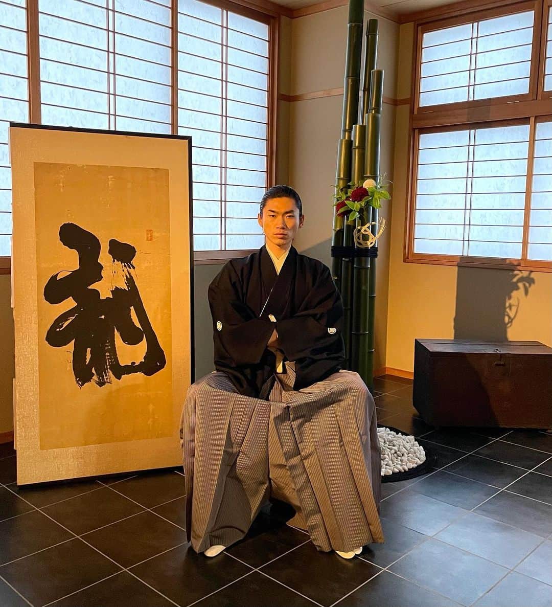 武内秀龍のインスタグラム：「2021 let’s get more creative, more love and more cooperation. Love you all and best wishes for the New year!  謹んで新春のお慶びを申し上げます。来たる丑年、本年は年男ということで、何か人生で大きな出来事が起こるんではないかとワクワクしています。皆様、本年もよろしくお願い致します。  🎍2021🎍」