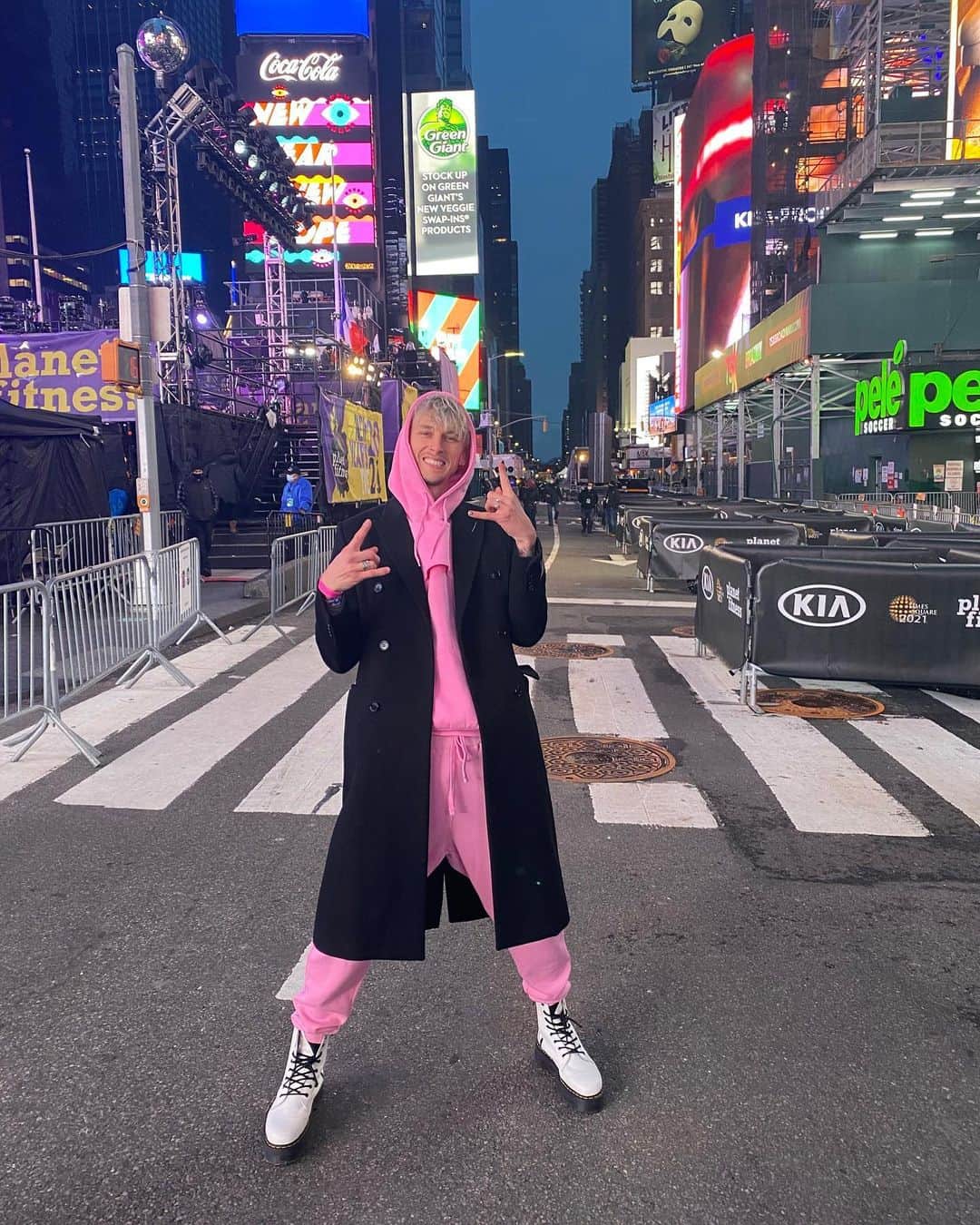 アメリカン・ブロードキャスティング・カンパニーのインスタグラム：「It’s almost showtime! Count down to 2021 with #RockinEve tonight!」