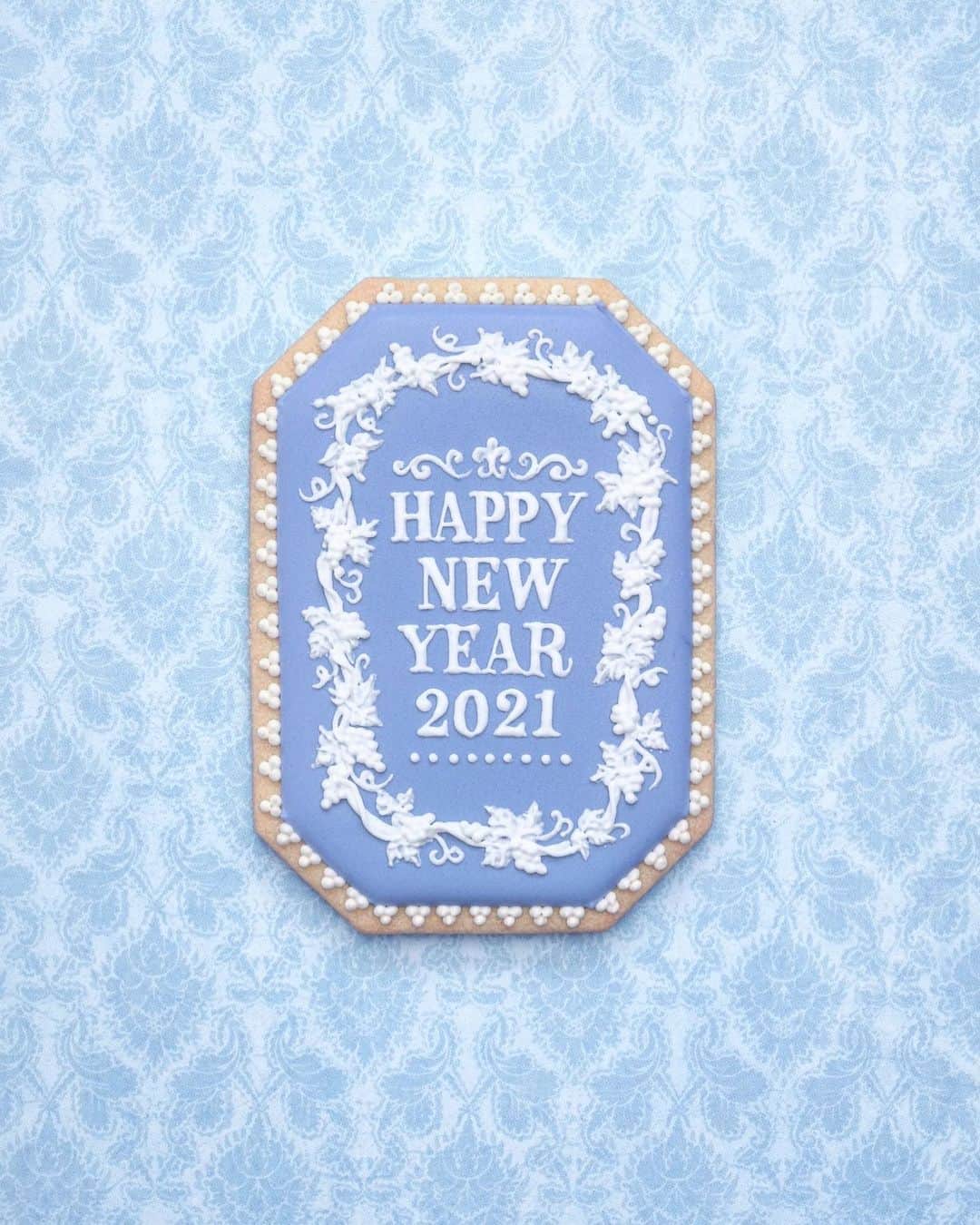 KUNIKAのインスタグラム：「HAPPY NEW YEAR 2021🕊🤍  あけましておめでとうございます🤍 Big benの鐘の音をYouTubeで聞きながら、近所の家の花火と共に新年を迎えました。  心も体も健やかに、もっともっと笑顔の瞬間が沢山の一年になりますように！ 今年もどうぞ、よろしくお願いいたします😌  ニューイヤークッキーは、指輪入れとして使ってるWEDGWOODのジャスパーウェアの装飾レリーフをあしらいました💎  #artofkunika」