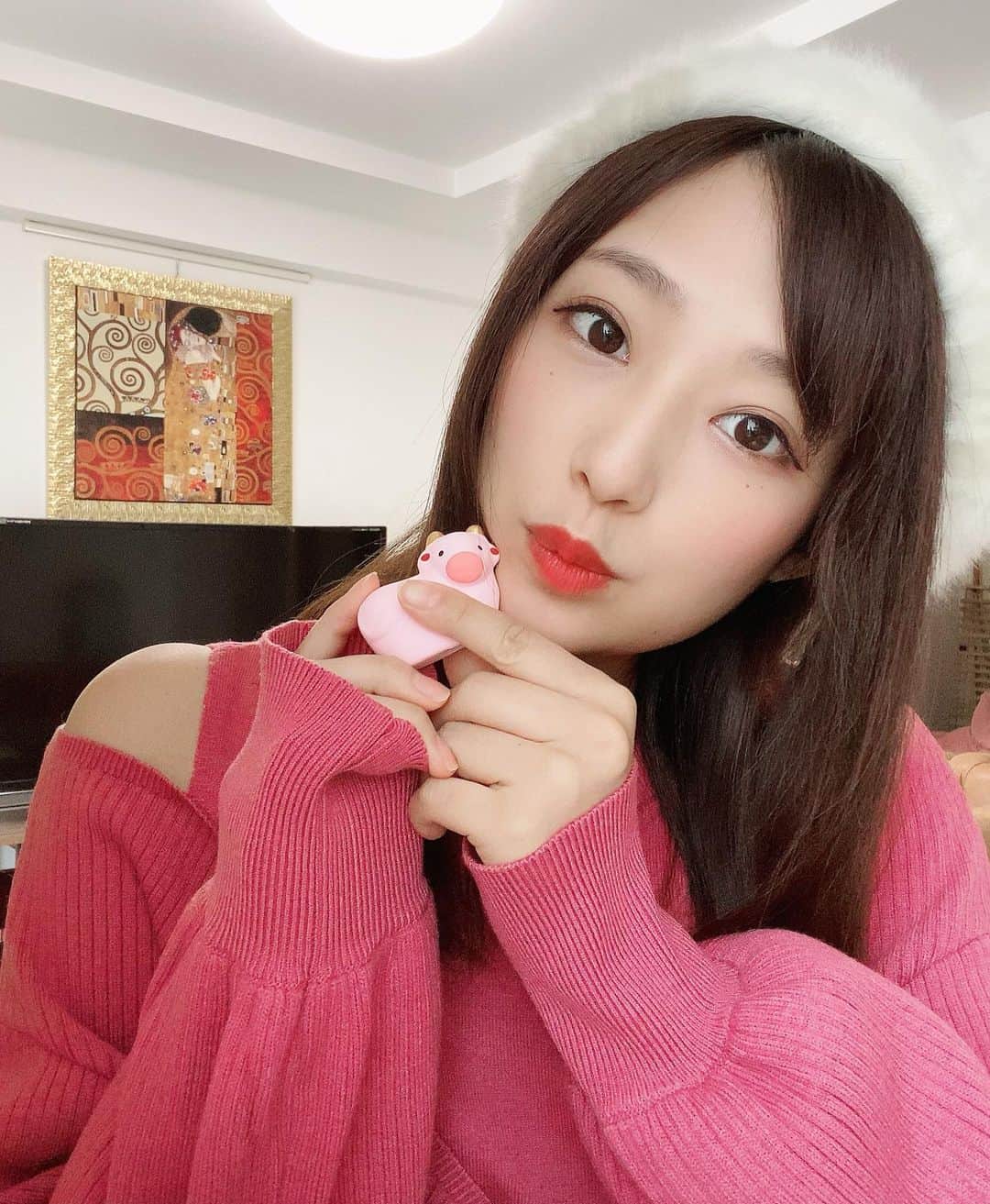 ミクのインスタグラム：「. Happy New year🐮 お正月楽しんでますか？  2021年、去年よりも更に 輝いて良い報告が沢山できる 一年になりますように♡  そして、 私と出逢えってくれた皆さんと 笑顔で会うことができますように♡  今年もよろしくお願いします🐮  吉田明加  　#happynewyear #お正月 #丑年 #life #likeforlikes #fashion #ootd #vis #tops #beret #instagood #photooftheday #love #beautiful  #happy #tbt #hawaiianjewelry #ファッションコーデ #アウトフィット　#ベレー帽コーデ」