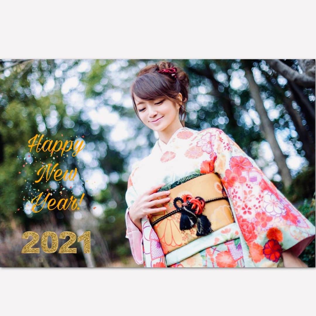 筑間はこべのインスタグラム：「新年あけましておめでとうございます😌✨。 こんなことになるなんてから始まり、前向きな気づきを探しながらもそのまま年を終えることになった2020年。 変わらないことへの感謝、営む喜び、忘れていた訳ではないけれど、あたりまえすぎてしっかり感じることが出来ていなかったことをたくさん理解した一年でした。 家族、健康、時間、の大切さ。リモートという合理的な発想への感動と共に、直接会って話すことの大切さ。生活の意識の変化の中で自分らしく生き進むことはたいへんですが、少しでも多く笑え楽しく過ごしていきたいなと思っています。  みなさんにも笑顔の増える毎日でありますように。 そして愛のある世の中でありますように。  2021年もよろしくお願いします😊」