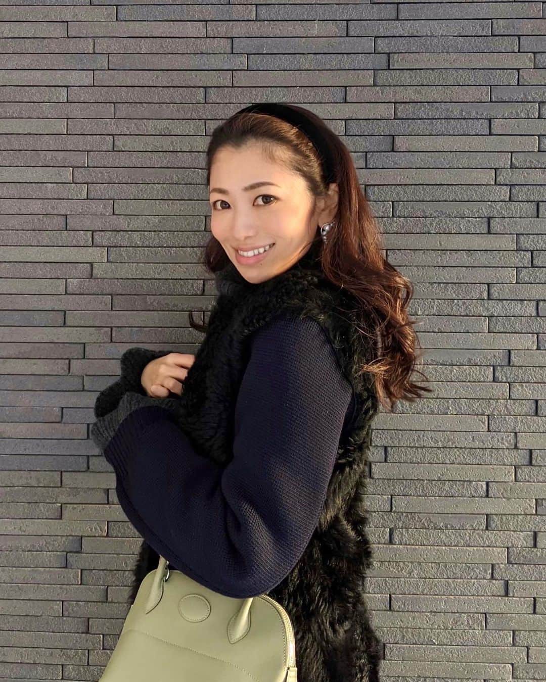 のインスタグラム：「. Happy New Year🎍🇯🇵 今年も愛の溢れる幸せな一年になりますように🙏🏻🤍 . #ayumi_y_ootd 👗 #coat @marni  #knit @gucci  #bag & #shoes @hermes  #pierce @tasaki_intl . . #ootd #outfit #fashion #coordinate #marni #gucci #hermes #bolide27 #tasaki #happynewyear #ファッション #コーディネート #コーデ #今日のコーデ #今日の服 #マルニ #グッチ #エルメス #ボリード #ボリード27 #タサキ #カチューシャ #カチューシャアレンジ #あけましておめでとうございます」