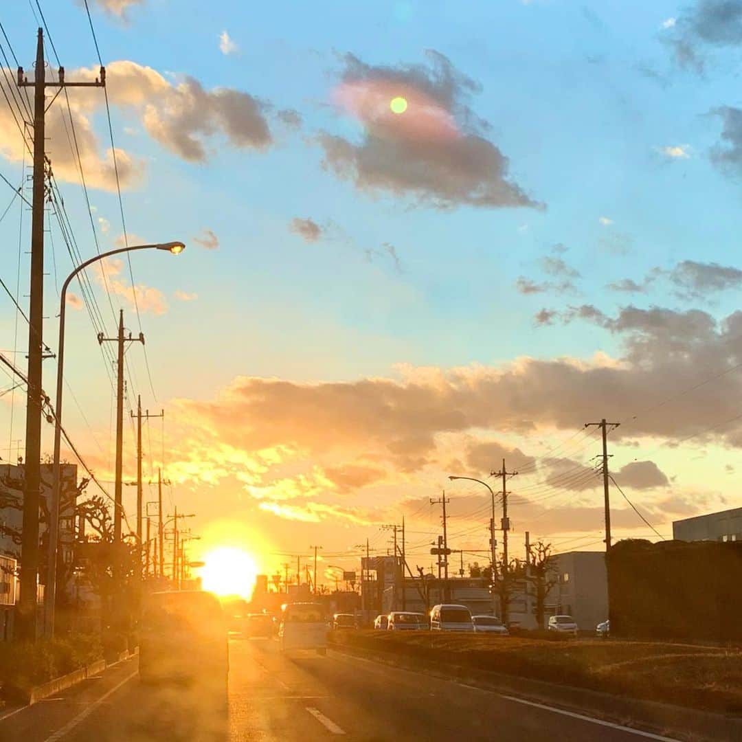 鹿野淳のインスタグラム：「新年明けましておめでとうございます。 2021年もよろしくお願い申し上げます。  景気のいい話をしたいのは山々ですが、新年になったからといって大きく変わって欲しいことが変わるはずもなく、それでも前へ進んでいるという実感を年が明けることで感じられるのはとても大きなことだと思いながら年越しの瞬間を迎えました。 これを読んでくださっている方々は何らかの形で自分や自分の会社の仕事に関わってくださっているか、もしくは運営しているメディアやフェスを利用してくださっていることと思います。 2020年も本当に、本当にお世話になりました。  毎月MUSICAという音楽雑誌を出し続けられたのも、VIVA LA ROCKが開催できなかった中でビバラ！オンラインを開催出来たのも、そこに関わってくれたり関心を持ってくれている方々がいるからです。 2020年はいつも以上にそんな皆様に甘え、「きっと待っている人がいる、望んでくれている人がいる」と信じ込みながら過ごし続けました。そのおかげで何とか乗り越えられたことも多かったと思っています。 ありがとうございました。  僕は20年ほど前から割と色々なことが上手く行き過ぎた人生を過ごしていたんじゃないかということに2020年に初めて気づきました。 やりたいことがやれ、やりたいこととやらなくてはいけないことが繋がり、そのチャンスをものにすることが多くありました。なのでこのまま何となく自分の仕事人生はゆっくりとフェードアウトしてゆくんだろうなと思っていたんです。  1964年の東京五輪開催の２ヶ月前に生まれた者として、その56年後の2020年の東京五輪は、自分の仕事人生のフェードアウトの始まりの年になるんだろうな、綺麗にそういう流れを迎えられるといいなーーーーと2年ほど前からずっと思っていました。  だけどそれどころじゃなくなったんですよね。  もう、2020年の2月からずっとうろたえ、そして模索し、意地と懸命な判断の狭間を何度も行き来し、夏過ぎからは途方に暮れながら様々なことを進め、様々なことを進める度にさらに深く途方に暮れる日々を、正直今も送っています。 これは世界共通でしょうが、本当にこんなことになるとは思わなかったし、こんな人生が今になって来るとは思いもしませんでした。 ただ、僕は基本的にメディア業を行っていますし、出版社を経営しています。メディアというのは何かがあった時こそ仕事が生まれるものです。なので、有難いことに仕事は減りませんでしたし、その今という命題の前に積み重なる仕事と、見えない先行きに途方に暮れる自分とどう付き合っていくのか？　それを試行錯誤し続けながら2021年に突っ込んで行きました。 今年は一歩進んで、仕事も自分の内面も少しはコントロールできる人間になり、様々なことの再生をより充実したものにしたいと思っています。  VIVA LA ROCK 2021は、この状況下でも開催に向けて様々な調整とコロナ禍での運営ルール作りに励んでいます。開催できるか出来ないかを考えると速度や精度が鈍るので、開催するという気持ちだけで進めています。 あの、ツイッターって本当に正直なのですが、ライヴに行ったことを呟くと、一時的に大体50人ほどフォロワーが減るんですよね。これが今なんだなと強く実感しながら、そんな今のその先を見据えて頑張っています。 ３歩進んで４歩下がることも多い中ですが、僕らのためにあるべきことと、音楽のためにあるべきことがドッキングする場所を確かに作り、見つけ、その場所を少しずつ大きく出来ればと思っています。 春、そう、春に逢いましょうね。  その前に1月号のMUSICAは恒例のニューカマー特集もあります。今年も12回、MUSICAと向かい合ってくださいませ。 当たり前のように毎月出るとは思っていない、意味ある号を毎月出し続けるんだと会社をあげて毎月作っている今のMUSICAは、自分が編集長をやっていた頃のものよりも、遥かに自分の誇りです。よろしくお願いします。  そうそう音小屋にも救ってもらった1年間でした。 今までの音小屋を下北沢で行うには蜜の問題があり、色々考えた結果オンラインサロンにて音小屋オンラインを始めたんですけど、CAMPFIREの 心強いご協力もあり、とても充実した時間と数多くの方々との出逢いを頂きました。オンラインサロンでの展開は2021年、さらに色々進めようと思っています。  新年一発目の仕事は1月3日、NHKラジオにて「エレファントカシマシ 宮本浩次　うたことば」に出演させてもらいます。 19時20分より22時55分まで、3時間半以上の生放送！？です。最高の名曲たちと共に、景気のいいドーン！とした放送になればいいと思っていますので、お時間あればお聞きくださいませ。 そして（株）FACT自体は1月5日より通常営業を開始します。  皆様にも充実した1年が訪れることを心から願っています。 少しでも、ほんの少しずつでも　確実に前へ進められたらいいですよね。 もう本当に様々なことがお互い様な2021年、頑張りましょう！！！！！！！！！！」