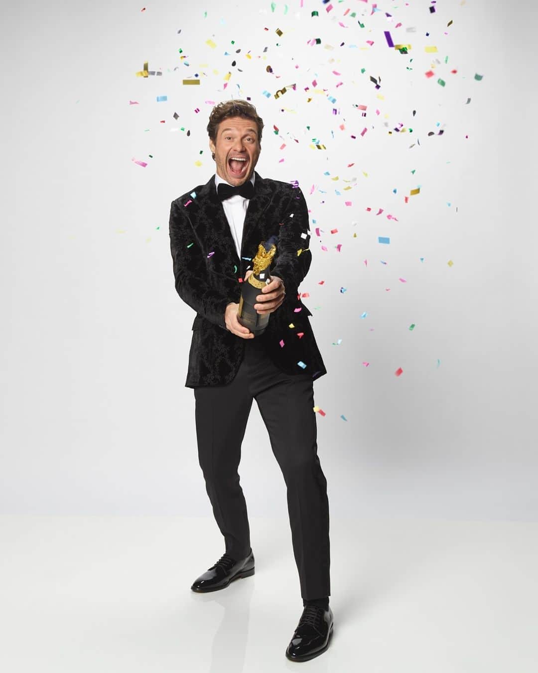 アメリカン・ブロードキャスティング・カンパニーのインスタグラム：「🎉 The countdown to 2021 has officially begun 🎉 Tune in to #RockinEve with @ryanseacrest, NOW!」