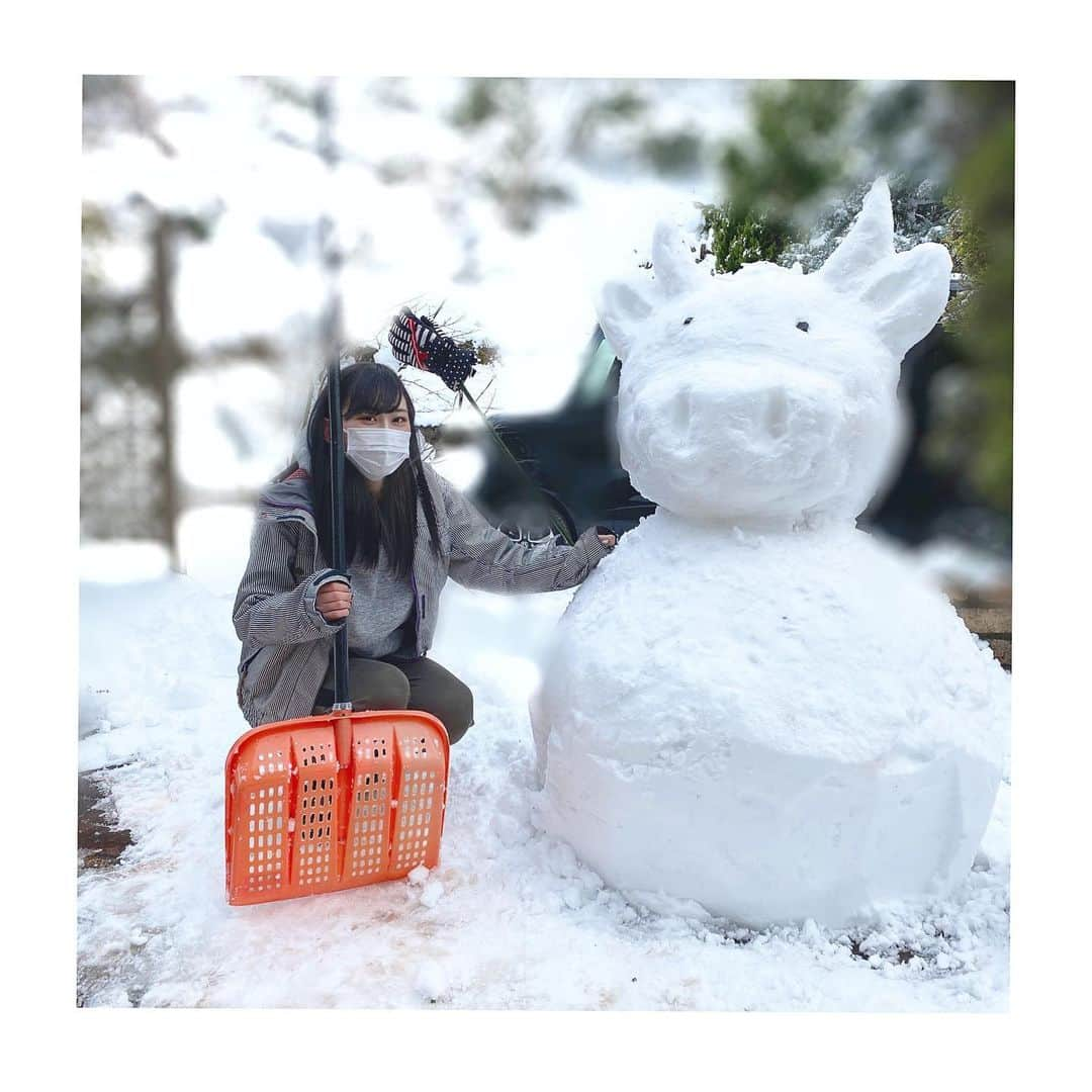 YURINAさんのインスタグラム写真 - (YURINAInstagram)「・﻿ ☃️❄️🐮🤘🏼﻿ ﻿ 📸 #ガチで雪だるまを作ってみた﻿ ﻿ ﻿ ﻿ 新年あけましておめでとうございます🌅🎍﻿ ﻿ ﻿ ﻿ 大晦日に運動がてらに雪だるまづくり。﻿ ﻿ ﻿ ﻿ 今年は丑年ということで﻿ 牛の雪だるまを1人でガチで作りました☃️🐮﻿ (※製作時間1時間程)﻿ ﻿ ﻿ ﻿ 無我夢中で作ってたら盗撮されていました🙃﻿ ﻿ ﻿ ﻿ ﻿ ﻿ 皆様今年も宜しくお願い致します🙏🏻﻿ ﻿ ﻿ ﻿ ﻿ #baseball #プロ野球 #ORIX #Buffaloes #BsGirls﻿ #京セラドーム大阪 #ほっともっとフィールド神戸 ﻿ #yurina_359  #BsGirls2020 #performer﻿ #dance #全力パフォーマンス #フォロー﻿ #高身長女子 #筋トレ女子 #腹筋女子﻿ #トレーニング女子 #ボディメイク ﻿ #野球好きと繋がりたい #オリ姫﻿ #大晦日 #年越し #ありがとう2020﻿ #雪だるまづくり #雪だるま #丑年 #牛﻿ #バファローズイヤー #雪国あるある﻿」1月1日 10時00分 - yurina_bsgirls_359