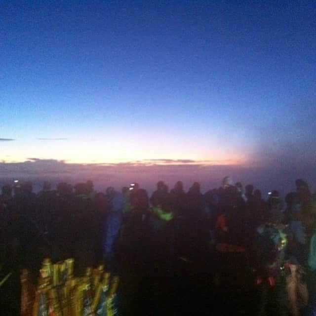 日登美さんのインスタグラム写真 - (日登美Instagram)「Happy new year 2021🌅🙏🌅 (Photo/ Top of the Mt Fuji 3776m in Japan 2011)  明けまして御目出度う御座います🙏🌅🙏  いつも胸に抱いてる10年前富士山頂で拝んだ日の出とともに、新たな気持ちでこの一年も歩んで行きたいと思います。  日が登る(昇る) 美しい、で日登美。 なんなら苗字は東です。 いつもお日様を胸に、今は亡き祖父から頂いた大切な名前に恥じない生き方をしようと心に留めた元日です。  どうぞ皆様健康で幸せな一年となりますように🙏✨ 今年もどうぞよろしくお願いします😌✨  #2021 #newyear #happy #wish #sunrise #あけましておめでとうございます #ことしもよろしくお願いします #元日 #身が引き締まる思いです #御来光 #富士山頂 #ありがたい #日の出 #お日様 #良い一年になりますように #ベルリン #より」1月1日 9時53分 - hitomihigashi_b