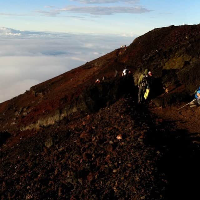 日登美さんのインスタグラム写真 - (日登美Instagram)「Happy new year 2021🌅🙏🌅 (Photo/ Top of the Mt Fuji 3776m in Japan 2011)  明けまして御目出度う御座います🙏🌅🙏  いつも胸に抱いてる10年前富士山頂で拝んだ日の出とともに、新たな気持ちでこの一年も歩んで行きたいと思います。  日が登る(昇る) 美しい、で日登美。 なんなら苗字は東です。 いつもお日様を胸に、今は亡き祖父から頂いた大切な名前に恥じない生き方をしようと心に留めた元日です。  どうぞ皆様健康で幸せな一年となりますように🙏✨ 今年もどうぞよろしくお願いします😌✨  #2021 #newyear #happy #wish #sunrise #あけましておめでとうございます #ことしもよろしくお願いします #元日 #身が引き締まる思いです #御来光 #富士山頂 #ありがたい #日の出 #お日様 #良い一年になりますように #ベルリン #より」1月1日 9時53分 - hitomihigashi_b