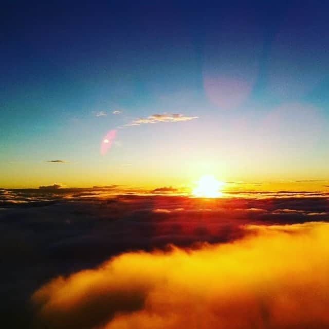 日登美のインスタグラム：「Happy new year 2021🌅🙏🌅 (Photo/ Top of the Mt Fuji 3776m in Japan 2011)  明けまして御目出度う御座います🙏🌅🙏  いつも胸に抱いてる10年前富士山頂で拝んだ日の出とともに、新たな気持ちでこの一年も歩んで行きたいと思います。  日が登る(昇る) 美しい、で日登美。 なんなら苗字は東です。 いつもお日様を胸に、今は亡き祖父から頂いた大切な名前に恥じない生き方をしようと心に留めた元日です。  どうぞ皆様健康で幸せな一年となりますように🙏✨ 今年もどうぞよろしくお願いします😌✨  #2021 #newyear #happy #wish #sunrise #あけましておめでとうございます #ことしもよろしくお願いします #元日 #身が引き締まる思いです #御来光 #富士山頂 #ありがたい #日の出 #お日様 #良い一年になりますように #ベルリン #より」