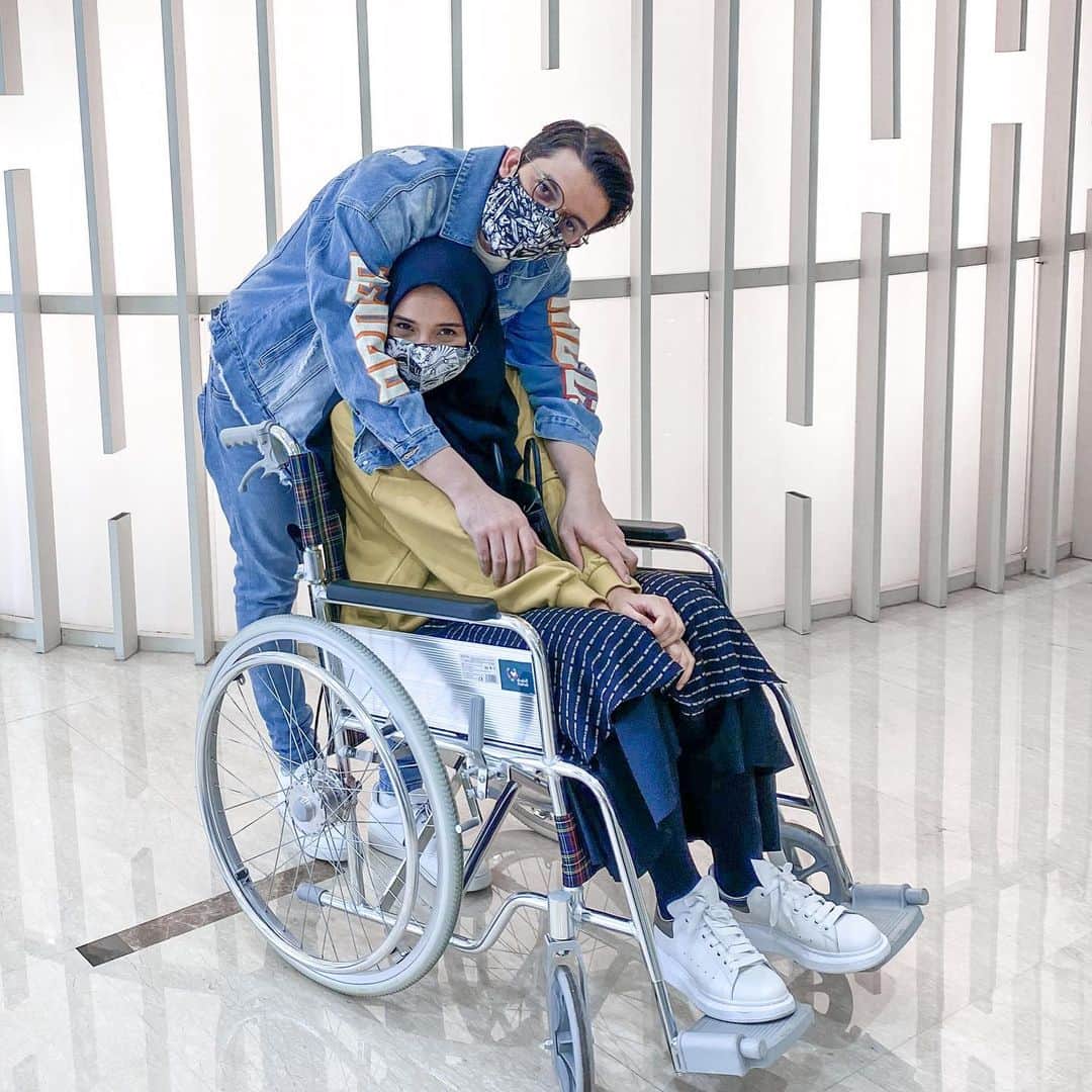 Zaskia Sungkarのインスタグラム：「First post in 2021 , ini foto yang paling berkesan di 2020 🤗 Banyak bgt suka duka ditahun 2020 bisa dibilang ini tahun terberat ujian nya untuk kami , tapi ‎مَا شَاءَ اللَّهُ nya Allah tutup dengan hadiah yang luar biasa ❤️  2020 banyak belajar dari dia @irwansyah_15 🤗  Belajar sabar saat di fitnah .. Belajar diam saat di caci.. Belajar memaafkan ketika bisa membalas ..  kalau ikutin ego manusia maunya pasti bales .. ngasih pelajaran. Apa lagi kondisinya bisa.  Masih ngebekas lelahny di BAP polisi berjam jam  lagi dalam kedaan program hamil yang harusnya rilex dan tenang hhi , setiap hari dikirimin keluarga dan temen2 berita yang nyakitin, belum ngadepin kehilangan kerjaan2  karna effect dari fitnah yang ada ( Qadarallah) 😅 lalu apa yang kita dapat setelah membalas?? Kepuasan dunia yang tidak pernah ada ujungnya? , atau cari ridho Allah yang tak ternilai harganya.  Dan yang terberat adalah Belajar mendoakan orang yang sudah mendzolimi dan melukai hati kita ❤️🤗  masyaAllah liat dia  bisa mudah bgt ngelakuin itu semua ‎dengan ikhlas , tingkatan iman seseorang itu emang ngaruh 😅Sedangkan Aku hanyalah remahan roti yg tipis dan cukup berat untuk praktekin semuanya   Makasih Penyejuk hati ku, imam ku , Sahabatku @irwansyah_15 , Indahnya Cara Allah mencintaimu.   Semoga ditahun ini Allah terus melembutkan hati kita , menambah iman kita , menjadikan kita orang tua yang baik dan amanah untuk anak kita 🤗 Aamin ya Rabb   Terimakasih juga untuk sis and bro online ku 🤗 kalian luar biasa , semoga 2021 penuh keberkahan dan kita semua selalu dalam lindungan Allah ❤️ Aamiin Ya Mujibassailin  Semoga bermanfaat , ambil yang baik buang yang buruk❤️ badai pasti berlalu」