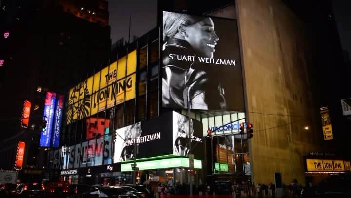 のインスタグラム：「Shine on New York. Together we shine brighter. ✨#NewYorkTough #NewYearsEve #StuartWeitzman」
