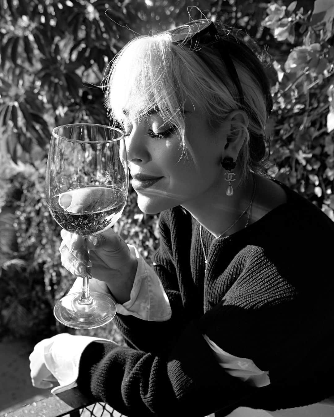 Danna Paolaのインスタグラム：「2020  Solo me queda agradecerte... por más difícil y loco que te hayas puesto, has sido el mejor año de mi vida hasta ahora.   Te viví al 100% conectada con cada una de mis emociones, re organizando mis prioridades y re conectándome con mis creencias, aceptando mi ansiedad , mis fantasmas, mis locuras, miedos, caídas, risas, insomnios y tantas horas conmigo drenando a través de mi música, en poemas, conversaciones, melodías y letras... Reconociendo cada una de mis caras, y terminar de encontrarme por fin.  So, todo esto para poder encontrar el balance y trabajar como pudimos en 20 videoclips, 2 álbumes, más de 15 canciones lanzadas, campañas, live streams, zooms, coreografías, juntas creativas, sin parar desde casa para lograr llegar hasta aquí. Gracias a todo mi team, no lo puedo creer y si, somos unos top! We fuckin did it!   Agradezco Dios por tantas bendiciones y lecciones, para poder disfrutar cada segundo, cuidando mi salud mental y física, y así como pidiendo al cielo por las vidas y la salud de el mundo entero.  El tiempo de calidad y saber que estar bien estar mal... y why not? En tantas copas de vino que se llevan lo mejor y lo peor, tantas charlas conmigo misma, los amaneceres con los seres humanos que me acompañaron cada día y el viaje interno tan único y reconfortante que me llevó hasta lo más profundo de mi raíz, solo así pude florecer sin lastimarme con mis propias espinas, permitiéndome amar de nuevo, primero amándome a mi misma, sin miedo, sin aprobaciones, y así encontrar la plenitud que tanto me faltaba... 🤍 ☁️   GRACIAS A CADA UNO DE USTEDES, por escuchar mi música, por acompañarme y salvar mi año, todo todo todo valió la pena. 🙏🏼🎶   So, estoy muy feliz.   WE FUCKIN DID IT.   Thank you next, 2020.  I’m fuckin ready 2021」