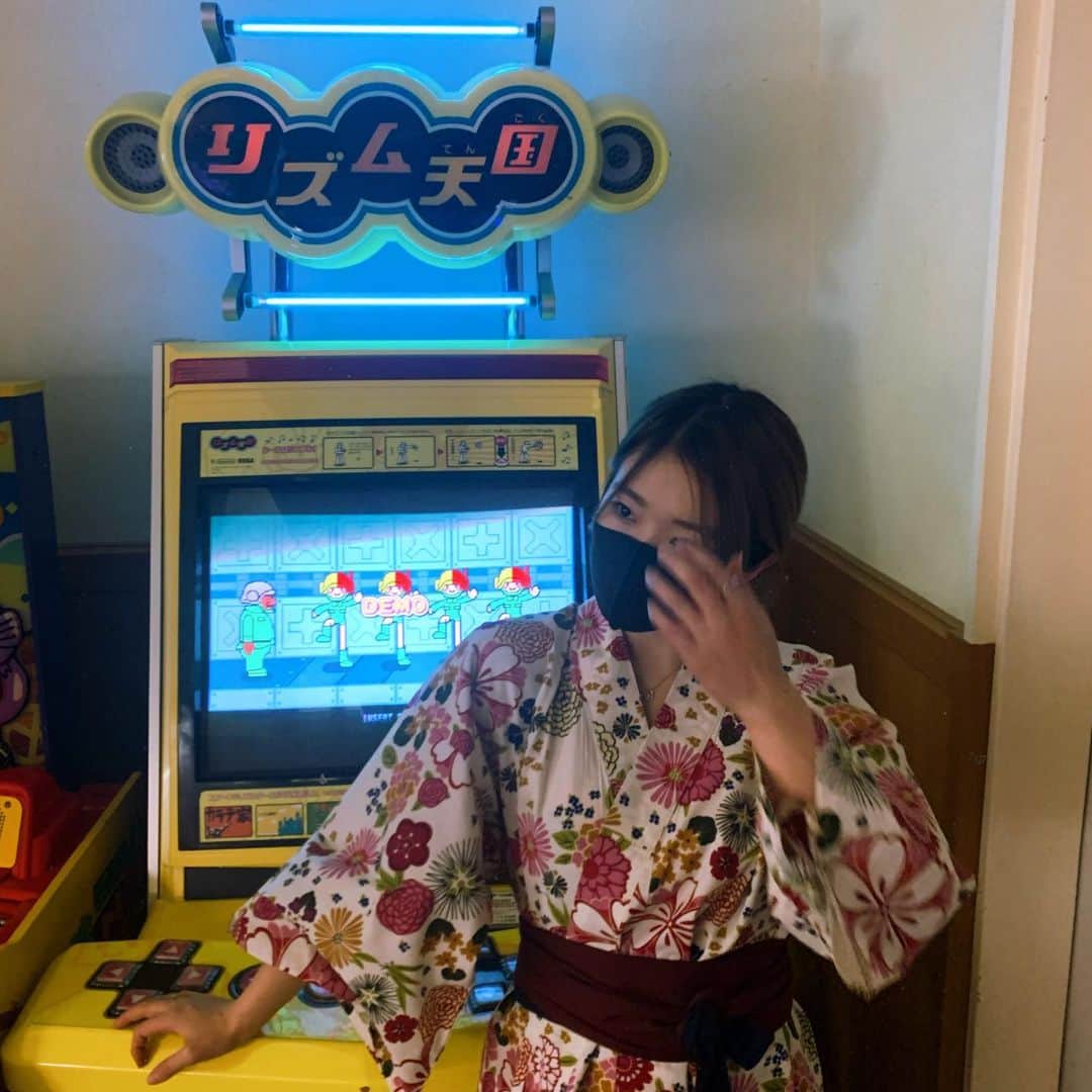 瀧澤彩夏のインスタグラム：「あけましておめでとうございますぅ🎍 今年もたのちいこといっぱいしようと思うよ✨ 一緒にたのしもーね✌️ 🐄💕 #元旦 #あけおめ #リズム天国 #館内着が可愛い #家族 #でゆったり #温泉 #年越し」