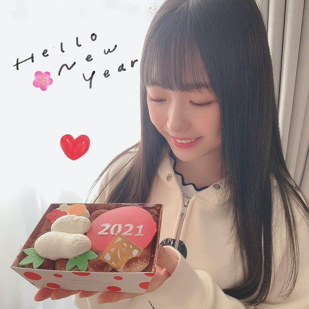 飯塚理珠（RIJU）さんのインスタグラム写真 - (飯塚理珠（RIJU）Instagram)「HAPPY NEW YEAR 🌅🎍🎉 . . 2021年も、たくさん曲を作って みなさんに届けられるように頑張っていきます！✿ みなさんが良い一年を過ごせますように ..♡ . . . #HAPPYNEWYEAR #HAPPYNEWYEAR2021 #2021 #あけましておめでとうございます #あけおめ #今年もよろしくお願いします #丑年 #🐮」1月1日 10時02分 - riju_0205