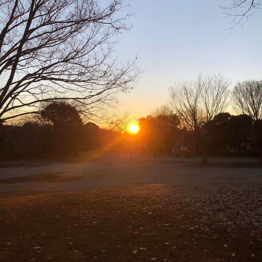久保田磨希さんのインスタグラム写真 - (久保田磨希Instagram)「2021年 今年もどうぞよろしくお願いいたします。 パジャマの上に上着を羽織って日の出を見てきました。 朝日を見て振り返ると月も綺麗に見えました。 娘「犬が西むきゃ尾は東」 改めて意味を調べると 「当たり前のこと。」 けれど、当たり前のことを幸せに感謝出来る一年にします。 今年もよろしくお願いします。 #久保田磨希 #初日の出 #朝の月 #犬が西むきゃ尾は東  #今年もよろしくお願いします」1月1日 10時25分 - maki_kubota1973