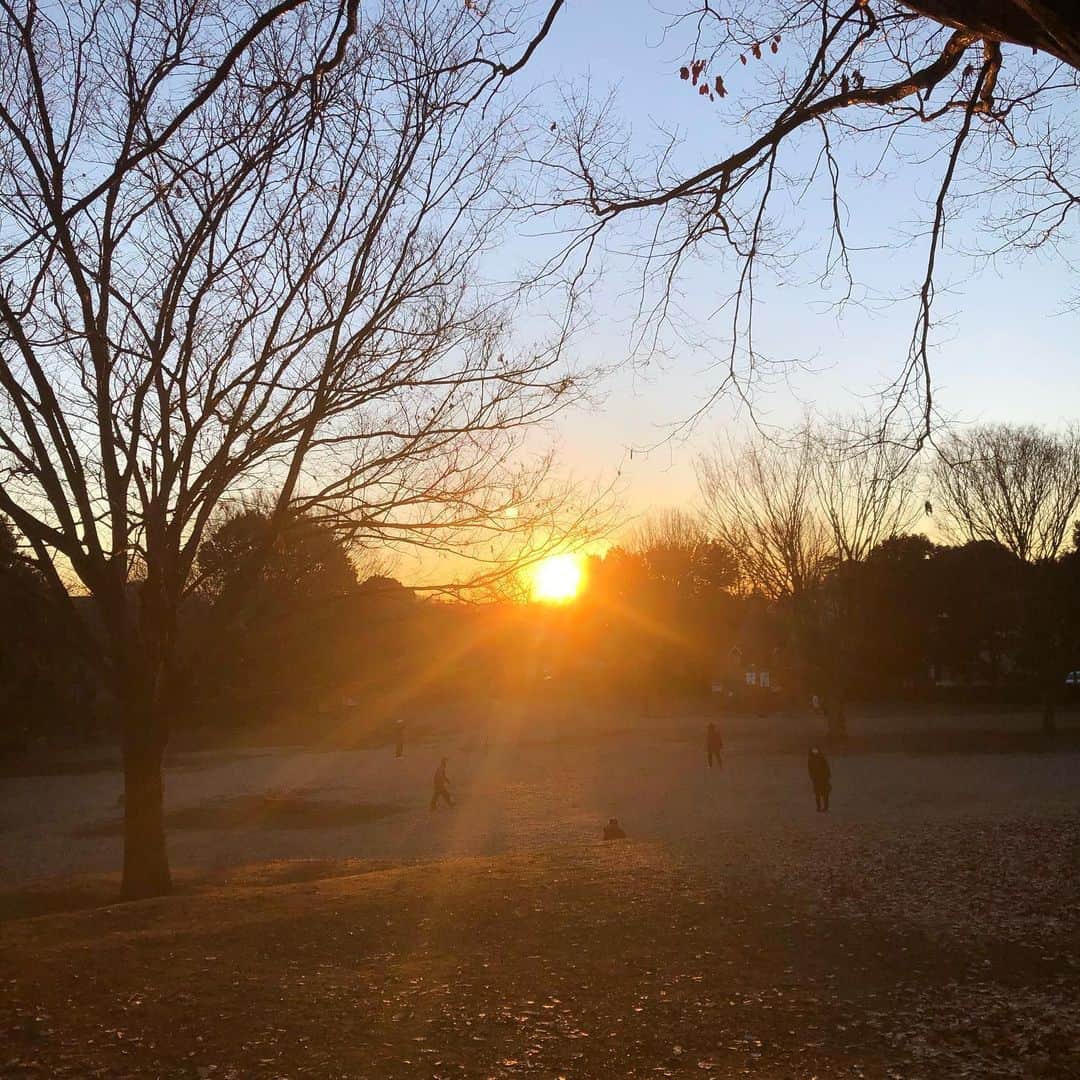 久保田磨希さんのインスタグラム写真 - (久保田磨希Instagram)「2021年 今年もどうぞよろしくお願いいたします。 パジャマの上に上着を羽織って日の出を見てきました。 朝日を見て振り返ると月も綺麗に見えました。 娘「犬が西むきゃ尾は東」 改めて意味を調べると 「当たり前のこと。」 けれど、当たり前のことを幸せに感謝出来る一年にします。 今年もよろしくお願いします。 #久保田磨希 #初日の出 #朝の月 #犬が西むきゃ尾は東  #今年もよろしくお願いします」1月1日 10時25分 - maki_kubota1973