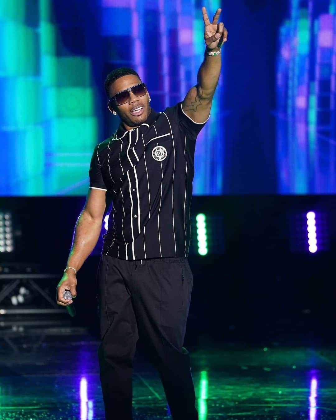 アメリカン・ブロードキャスティング・カンパニーのインスタグラム：「The night has only just begun and @nelly already gave us a 🔥 performance! We are here for this 🙌 #RockinEve」