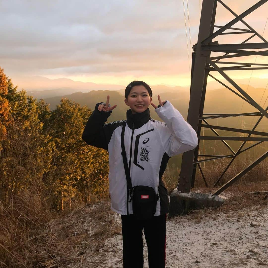 横道侑里さんのインスタグラム写真 - (横道侑里Instagram)「あけましておめでとうございます！ 今年もよろしくお願いします！ 私は秋葉山登って秋葉神社で初詣して降りてきました！ 雪で滑って大コケしてきました😂 最後の動画は大コケした直後の動画です。元気な朝でした！」1月1日 10時21分 - sideroad615