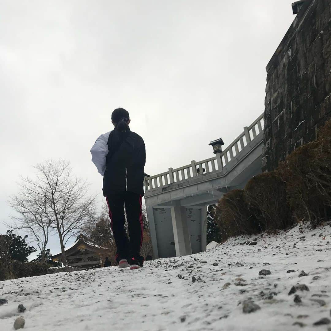 横道侑里のインスタグラム：「あけましておめでとうございます！ 今年もよろしくお願いします！ 私は秋葉山登って秋葉神社で初詣して降りてきました！ 雪で滑って大コケしてきました😂 最後の動画は大コケした直後の動画です。元気な朝でした！」