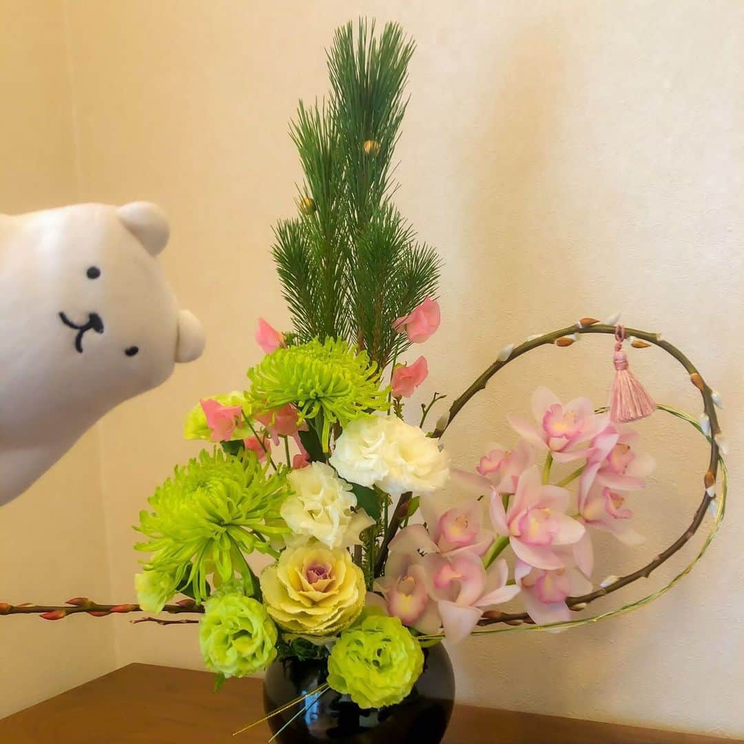 のインスタグラム：「フィルたんだよ〜💬 ・ みんな〜 明けましておめでとう☺️ 今年も応援よろしくお願いします！ ・ いろいろチャレンジするぞ！ということで フラワーアレンジ~お正月ver.~を作ってみたんだ🎍  今年もよろしくね〜✨  ・ @toyalekco_official @filtan_official ・ #フィルたん #お正月 #2021 #元旦 #明けましておめでとう  #今年もよろしくお願いします」