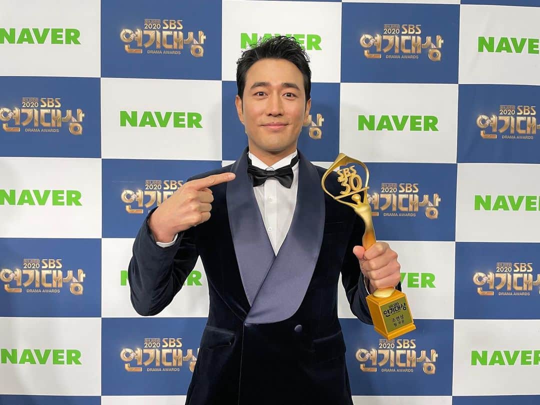チョ・ハンソンのインスタグラム：「연기 생활 하며 매년 집안에서 보던 시상식에 처음으로 가보게됐네요~^^ 생애 처음으로 방송국에서 받아본 상입니다. 그 어떤 상보다 값진상이라 생각해요~^^ 무엇보다 배우들이 함께 올라가 더욱 기뻤습니다. 😄😄스토브리그 사랑해 주신 모든분께 감사드립니다~! #이신화작가님  #정동윤감독님 감사합니다~! #남궁민 #오정세 #박은빈 #조병규 모두 축하드리고 참석하지못한 배우들에게 팀조연상을 바칩니다~! 새해 복 많이 받으시고 대한민국 파이팅~!👍 #수상소감3명 #sbs연기대상 #팀조연상 #스토브리그」