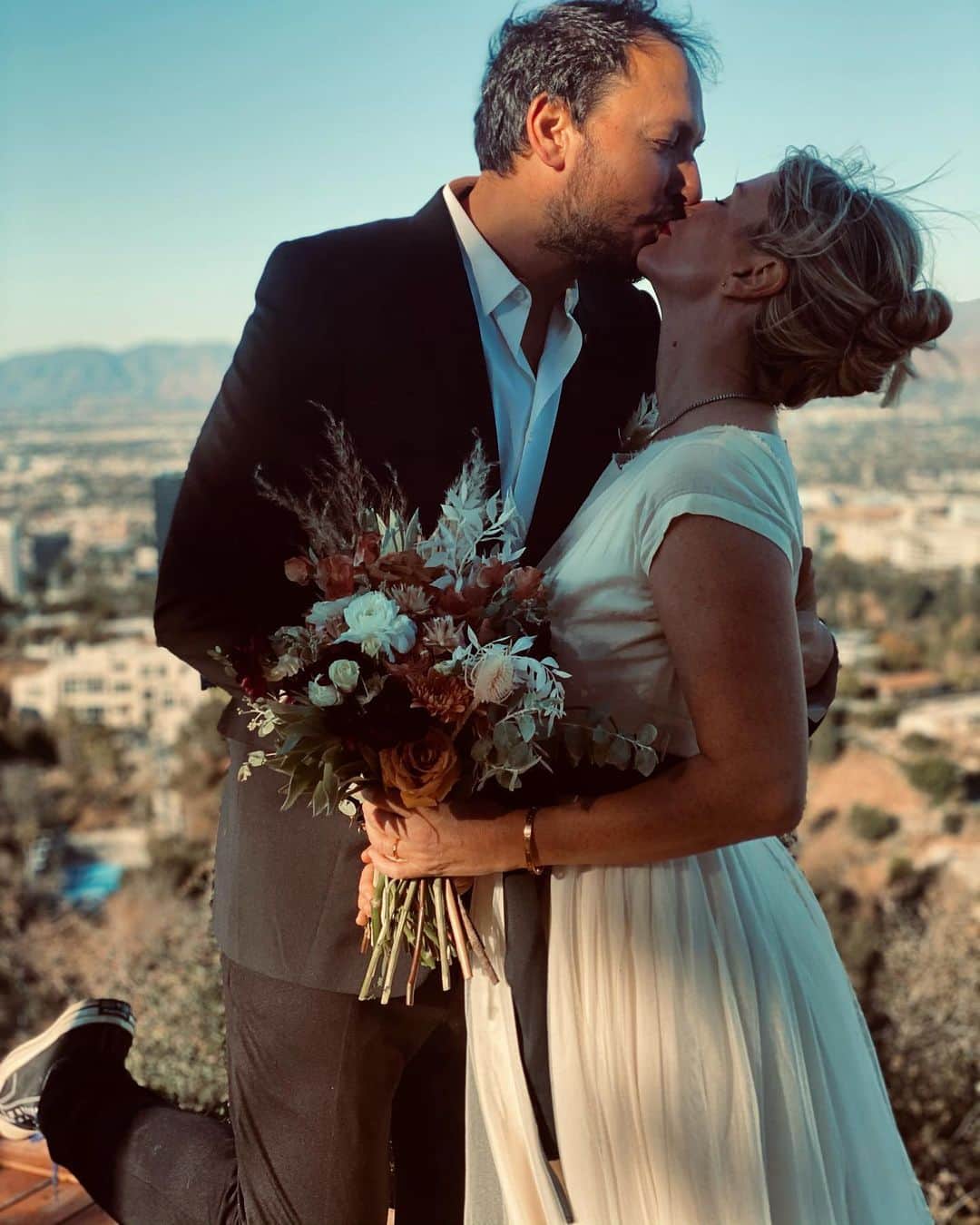 キャメロン・リチャードソンのインスタグラム：「I married my best friend today.  Happy New Year!  Here's to some hope for 2021.  Thanks @countylineflorals for the last min bouquet.」
