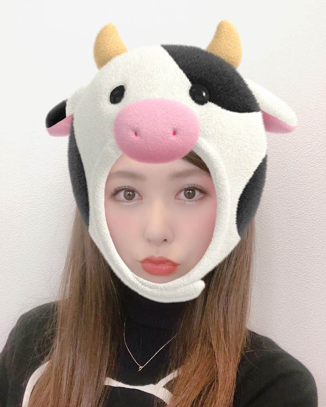 橘ゆりかのインスタグラム：「明けましておめでとうございます🎍🍊﻿ ﻿ 🐮2021年もよろしくお願いします🤍🖤﻿ ﻿ ﻿ 実はちょうど1000投稿め！﻿ 飽きずになんとか続けてこれました笑❣️﻿ 継続は力なり〜😊✊﻿ ﻿ ﻿ ﻿ #橘ゆりか #2021  #丑年  #明けましておめでとうございます  #happynewyear」