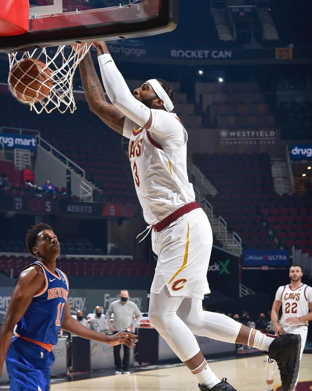 アンドレ・ドラモンドのインスタグラム：「What a year... let’s close out 2020 with this W!! 😈 #GAMEDAY 🦍🔒🔥」