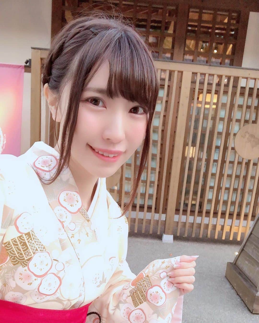 のインスタグラム：「. . 謹賀新年🎍 2021年明けまして おめでとうございます🥰✨ . 2020年は沢山支えて下さって 本当にありがとうございました💓 . 2021年はみなさんと共に 夢をまた一つまた一つと 叶えて行けたら嬉しいです🥺💓 . いつも本当にありがとう✨ 今年はもぉ〜🐮と 素敵な一年にしようね！ . 大好き〜💓 . . #美和花樺 #着物  #あけましておめでとうございます #あけましておめでとう #happynewyear #謹賀新年」