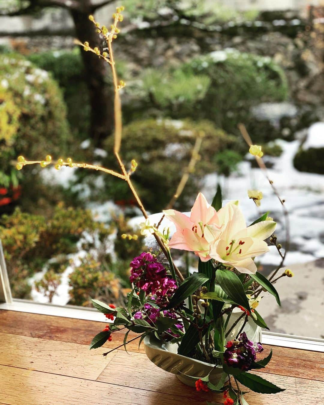 辻怜次さんのインスタグラム写真 - (辻怜次Instagram)「Happy New Year!  花を生けました。 テーマは『雪月花』。  蝋梅の花言葉は「慈しみ」。 水仙の花言葉は「自己愛」。  こんな時代だからこそ、他人を気遣い、自分を大切に。 いつまでも、その折々の良い景色を見ていきましょう。  本年もよろしくお願いいたします。  #newyear #happynewyear #2021 #嵯峨御流 #生け花 #ikebana #sagagoryu #💐 #🌷 #🐮」1月1日 1時29分 - reijiskywalker