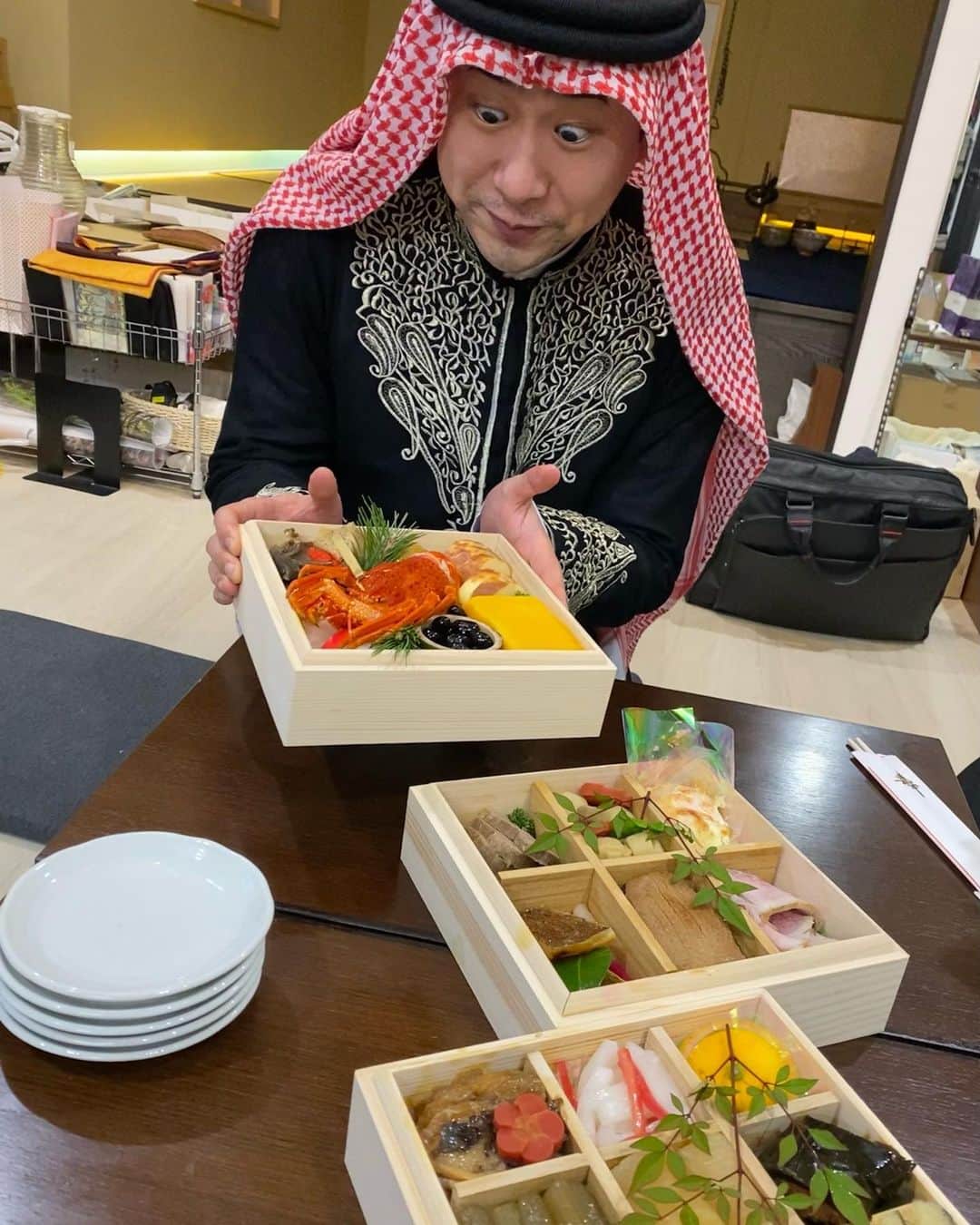鷹鳥屋明のインスタグラム：「أوسيتشي ريوري أو فقط أوسيتشي هو طعام ياباني تقليدي لرأس السنة اليابانية، ومن الممكن تمييزه بسهوله بسبب تنوع الأصناف الموضوعة في عدة صناديق (بينتو) عادة ما يكون عددها ثلاث صناديق مرصوفة كمجموعة واحدة. يعتقد أن هذا التقليد بدأ في فترة هييآن. تمام.... اين كبسة!!؟!؟!🥘😂😂😂😂」