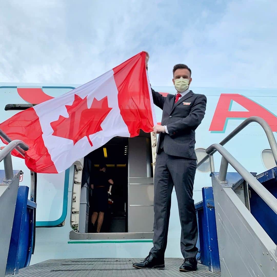 AIR CANADAさんのインスタグラム写真 - (AIR CANADAInstagram)「This #NYE, we're throwing it back and reflecting on this incredible year. ➡️Swipe to see. We're so touched from the support we've received, as we continue to proudly #FlyTheFlag. . . En cette #VeilleDuJourDeLAn, nous repensons à l’année incroyable qui se termine. ➡️Faites glisser pour voir. Nous sommes très touchés par le soutien que nous avons reçu, et nous sommes fiers de continuer à porter #HautLeDrapeau.」1月1日 1時30分 - aircanada