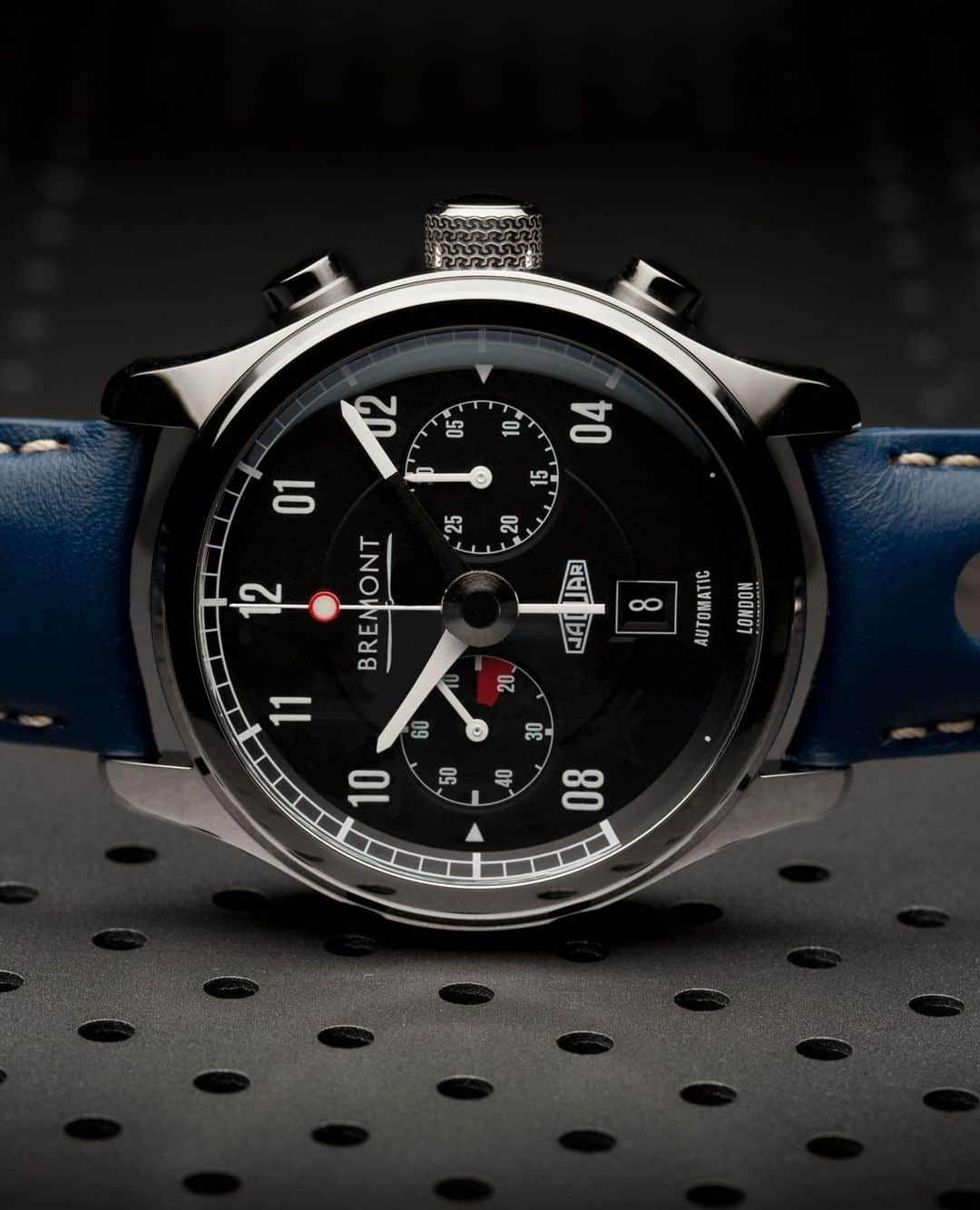 ブレモンさんのインスタグラム写真 - (ブレモンInstagram)「Inspired by the iconic #EType , Bremont worked with Jaguar to create a range of beautifully British chronometers.⁠ ⁠ The Bremont Jaguar MKII, specifically, features a chronograph - a timing tool that perfectly complements the racing heritage visible on the rest of the watch.⁠ ⁠ Tap to see the open case back of the watch.⁠ ⁠ #bremont #bremontwatches #jaguar #dtype #etype #lemans #classicracing #racingheritage #britishracing #drivingwatch #luxurycar #luxurywatch #motorsport #speed #racecar #britishengineering」1月1日 1時30分 - bremontwatches