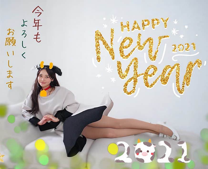 黒澤ゆりかさんのインスタグラム写真 - (黒澤ゆりかInstagram)「あけましておめでとうございます。  皆様にとって今年が素敵な年になります様に😌✨  幸せがギューウと詰まった1年になります様に。  今年は新しい事をモーっと頑張ります🐄❣️  皆様、今年もよろしくお願いします☺️  #japanesegirl ﻿#モテるスカート #黒澤ゆりか  #ミニスカート  #skirt #スカートふわり #スカートめくり #チラリズム  #グラビア #脚フェチ #美脚 ﻿#スカートひらり　#写真スポット #buttonupskirt #デートスタイル　#zipupskirt #不慎走光　#偷拍走光  #インスタグラビア #絶対領域  #パンチラ﻿  #スカートコーデ #本日のスカートふわり﻿  #角度を変えたくなる写真﻿ ❤︎#produceYURIKA﻿」1月1日 1時35分 - yurikakurosawa