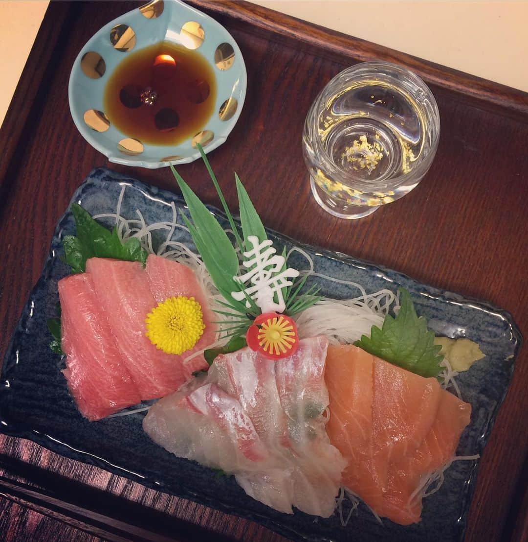 岡田屋鉄蔵のインスタグラム：「明けました！悪夢の2020年はもう過去だ。寿げ！新★年！  公園で野良さん達と除夜の鐘を聞き終わり、キンキンに冷えた所で帰宅。寿セットで先ず一杯。サーモンとマグロはナブハムの腹に収まり満足した山賊達は寝ました。はあ、かわかわ。」