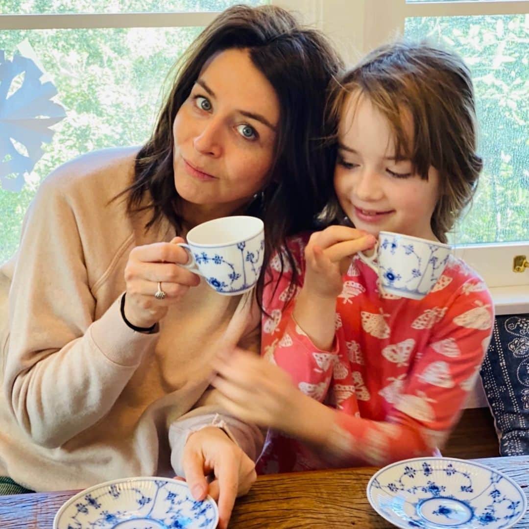 カテリーナ・スコーソンのインスタグラム：「Pinkies up people!! We made it. Today is the last day of the mad tea party of upside down that was 2020. Fuuuuuuck that shit. A toast to you. A toast to me. A toast to capital U Us because we are indivisible. Take the draught. Drink up and walk into 2021 with your eyes clear, your heart stout, your priorities laser sharp. Unfold as the fucking magical and indestructible creative Being that you are. I fucking love you. #fuck #2020 #fuck2020 ❤️」