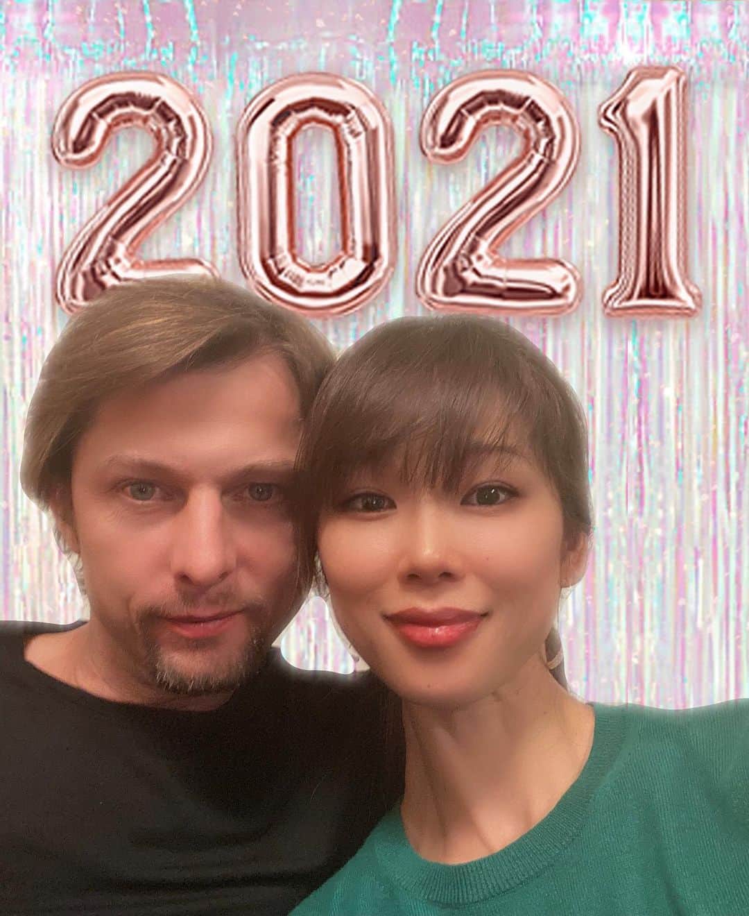 中村祥子のインスタグラム：「2021年おめでとうございます。 2020年はとても大変な年になりましたが、乗り越えようと前進する思いやチカラが新しい年へと繋がり、2021年みんなが笑顔で過ごせる年になりますよう✨✨願いたいと思います。今年は九州には帰らずだったので、母に誕生日の花束を贈り、初めて東京で新年を迎えました。今年もいろいろと新しいことに挑戦していくので、その都度お知らせしていきますね😉👍 今年もどうぞ宜しくお願い致します🙇‍♀️♥️Happy new year 2021」