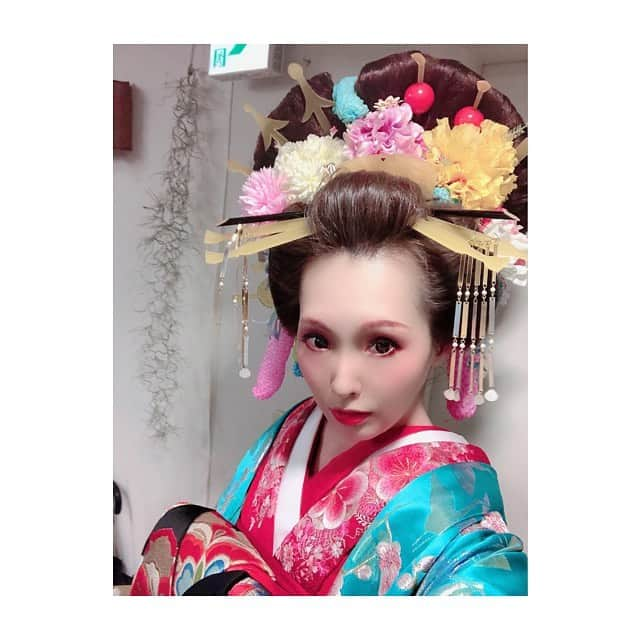 田中里依奈さんのインスタグラム写真 - (田中里依奈Instagram)「新年明けましておめでとうございます🎍🎍🎍 写真は、去年の花魁の写真😊✨ 今年も、2日間花魁をやる予定です👘 皆様にとって素敵で幸せいっぱいの1年になりますように🙏 去年は色々と考えさせられる事が多かったから、今年は新しい事も挑戦してみたい😁👍✨ 本年もどうぞ宜しくお願い致します😊🌸  ちなみに、今年は赤の衣装着たいなぁ😁🙌 . #2021年 #丑年#今年も宜しくお願いします #新年のご挨拶 #花魁#花魁体験#良い年になりますように #新春#年始#帰省しないのは初#こんな年もあるよね#白馬帰りたかったな」1月1日 1時43分 - riina_tanaka