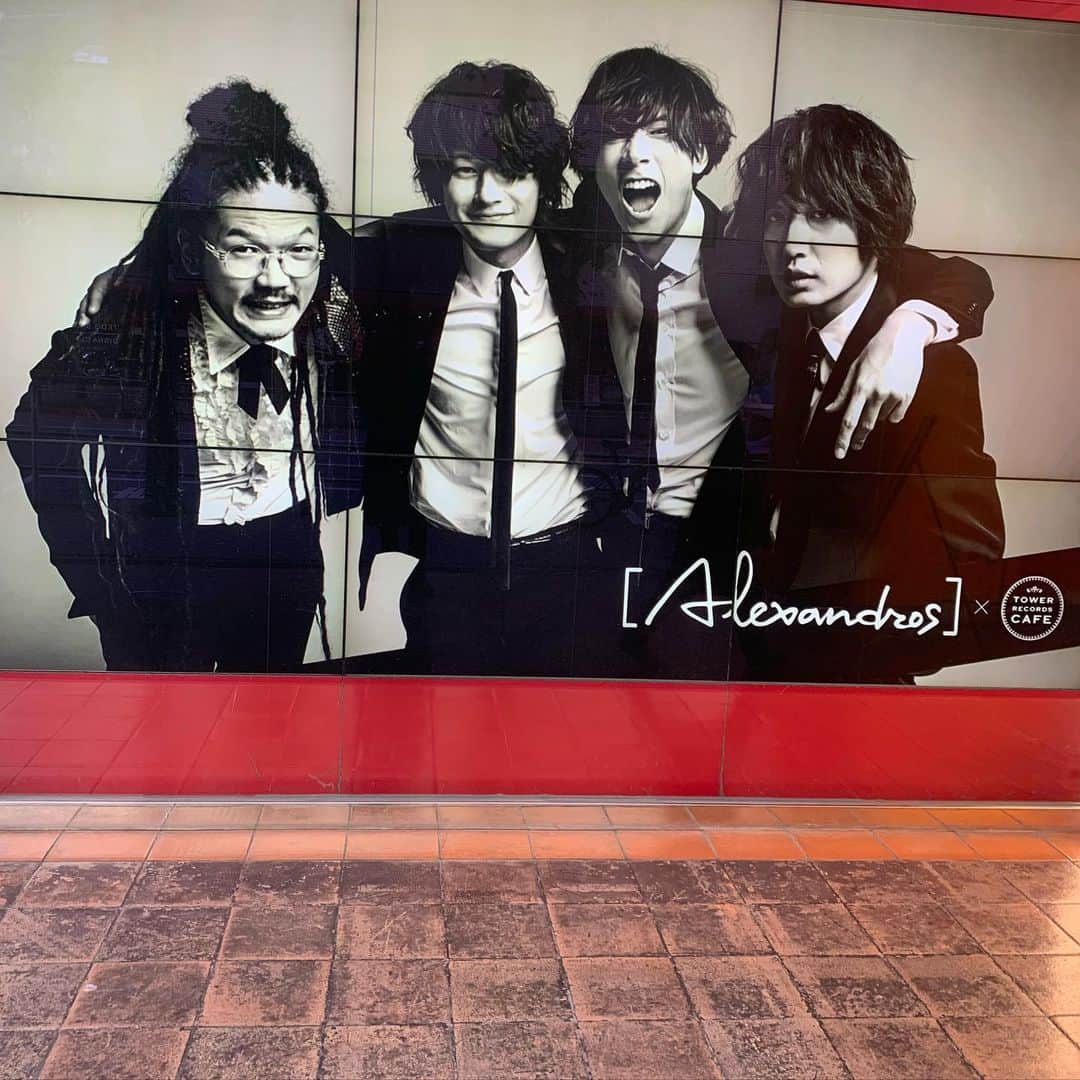 庄村聡泰のインスタグラム：「嬉しいです…ありがとうございますm(_ _)m  そして、🎍  #タワレコ渋谷店」