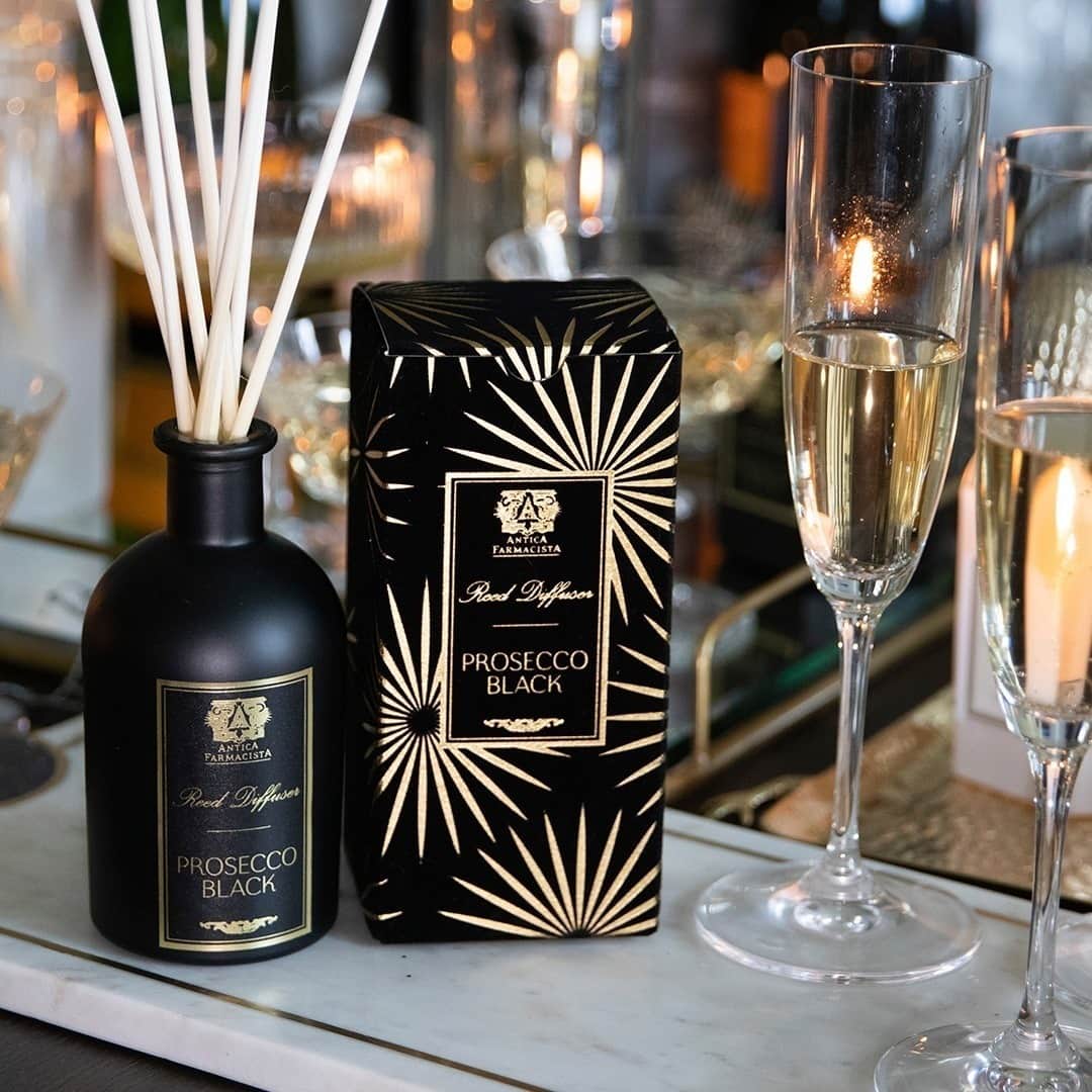 C.O. Bigelowさんのインスタグラム写真 - (C.O. BigelowInstagram)「As the countdown to 2021 begins, pop a bottle of 🍾 and pair it with @anticafarmacista's sparkling & effervescent Prosecco Black diffuser! 🖤 Cheers to a better year! 🥂🎊」1月1日 1時45分 - cobigelow