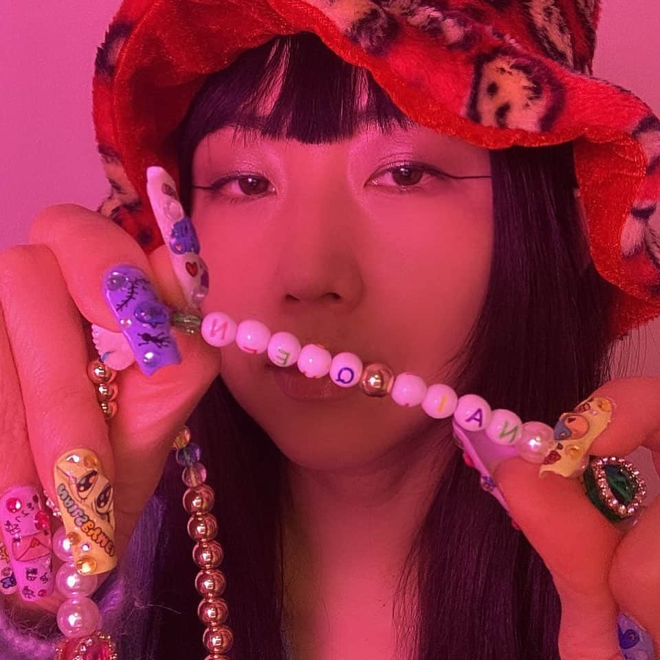 Mei Kawajiriさんのインスタグラム写真 - (Mei KawajiriInstagram)「Sending NYE midnight kiss to lover by text this year 💋📲✨🥰📶📳💓😘🎉🎊🥂🍾My phone Lanyard has a lots of Heart charms❤️🧡💛💚💙💜💖🤎for extra LOVE magic 🪄💫 You can also wear it around your neck ✨ Get Yours at @hang.on.bling 💕📲 (Mine has “Nail queen 👑 “💞) #2021 #happynewyear」1月1日 1時47分 - nailsbymei