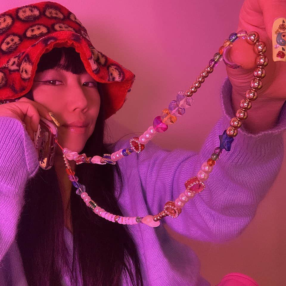 Mei Kawajiriさんのインスタグラム写真 - (Mei KawajiriInstagram)「Sending NYE midnight kiss to lover by text this year 💋📲✨🥰📶📳💓😘🎉🎊🥂🍾My phone Lanyard has a lots of Heart charms❤️🧡💛💚💙💜💖🤎for extra LOVE magic 🪄💫 You can also wear it around your neck ✨ Get Yours at @hang.on.bling 💕📲 (Mine has “Nail queen 👑 “💞) #2021 #happynewyear」1月1日 1時47分 - nailsbymei