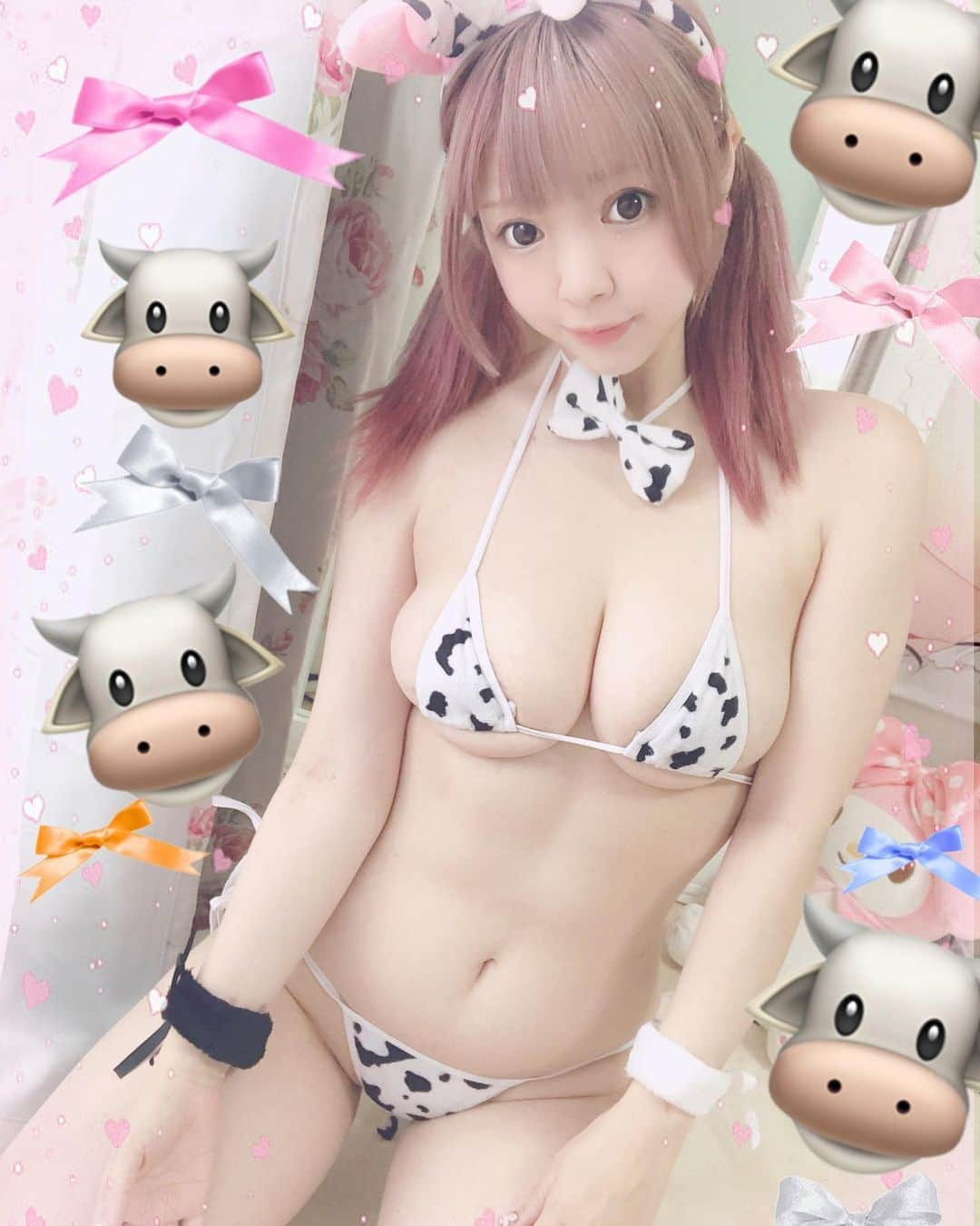 音羽莉夢のインスタグラム：「💗🐮 HappyNewYear🐮💗  今年も宜しくお願い致します💓 いつもありがとうございます!! これからも応援してくれたら嬉しいなっ(⸝⸝•‧̫•⸝⸝)💗  #童顔ロリ巨乳 #合法ロリ #ロリコンホイホイ #撮影会モデル #音羽莉夢 #アミックエンターテインメント  #グラドル自画撮り部 #グラドル #莉夢ランジェリー  #ツインテール」