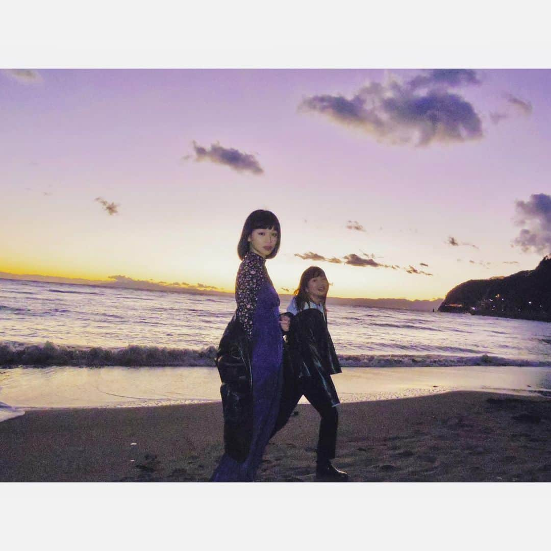 る鹿さんのインスタグラム写真 - (る鹿Instagram)「The last sunset of 2020  With angel Lyn👼🏻💕  不会忘记一起记录下了2020年的最后的日落， 庆幸有人一起疯笑着奔跑 2020发生了太多变故 但也不全是坏的 希望2021年 新的开始， 是充满美好风景和人事物的一年 不留遗憾 实现所有的美好❤️ 爱你们 みんな、 愛してるよ 2021 愛がいっばいいっばい きっと愛が溢れる一年 いっばい素敵な景色が待ってる だからこれから一緒に 頑張ろ❤️」1月1日 1時48分 - luluxinggg