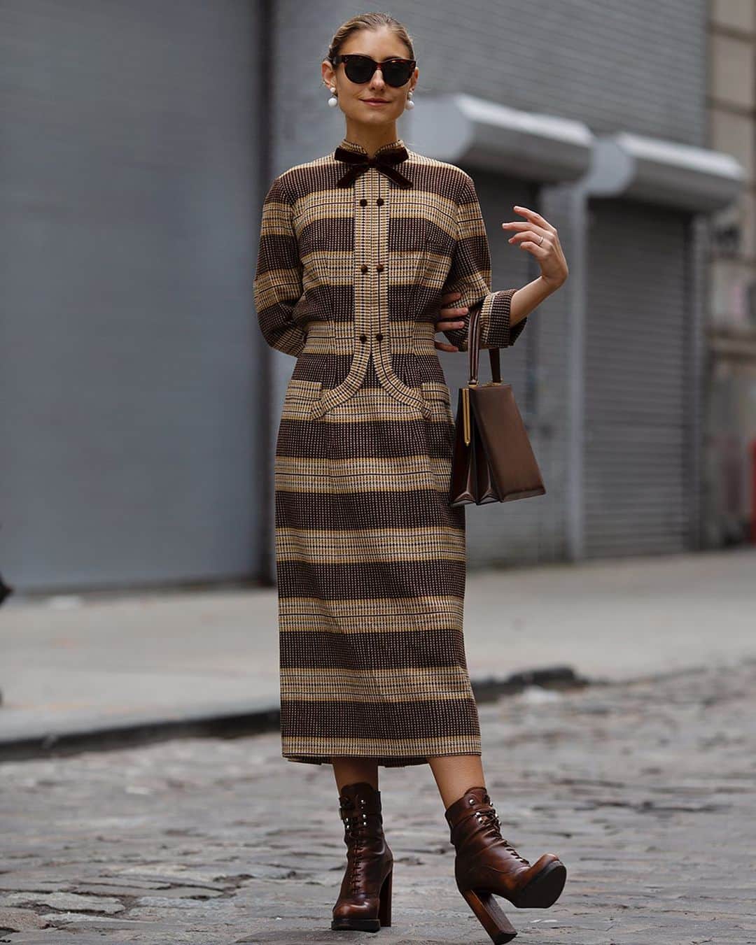 スコット・シューマンのインスタグラム：「I love this vintage dress! The horizontal stripes highlight the hourglass shape of the dress (and @jennymwalton 😂) Jenny keeps the look from feeling to literal by pairing it with @prada boots and a modern but very classic @celine bag.」