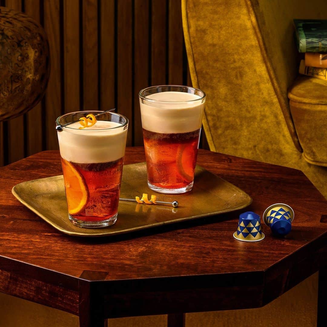 Nespressoのインスタグラム：「Are you ready for 2021? We know we are!  How about a Nespresso Negroni to end the year?  It's really easy, all you need are:  ☕Ice cubs ☕One capsule of Il Caffè ☕A fresh orange slice ☕Bitter San Pellegrino  ☕Tonic Water  The full recipe is available on our #NespressoRecipe Website (link in bio)!  Who is going to try out this recipe tonight? ✨  #Nespresso #NespressoRecipe #NespressoMoments」