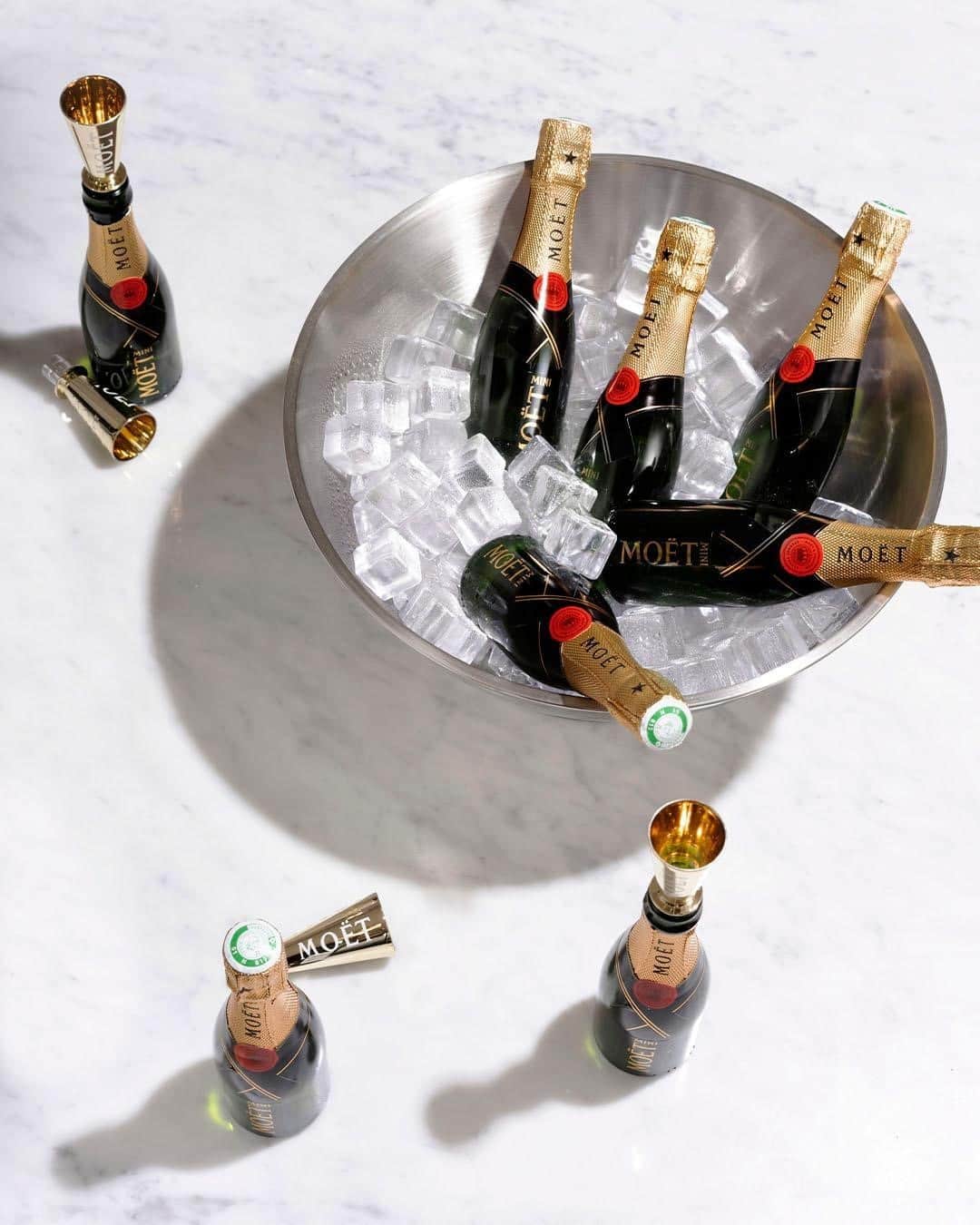 Moët & Chandon Officialさんのインスタグラム写真 - (Moët & Chandon OfficialInstagram)「To love, to friendship, to family, to a brighter tomorrow- whatever it is you’re toasting this New Year’s Eve, raise a Moët Mini together and celebrate the dawn of a new year.   #MoetChandon #MoetMini #AtHomeWithMoet . This material is not intended to be viewed by persons under the legal alcohol drinking age or in countries with restrictions on advertising on alcoholic beverages. ENJOY MOET RESPONSIBLY」1月1日 2時00分 - moetchandon