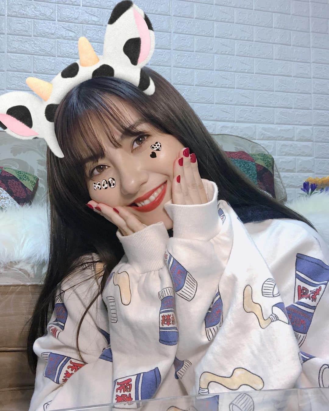 川添りなのインスタグラム：「２０２１丑年🐮🌱  ✨新年✨ 明けましておめでとうございます。  【目標】２０２１年は挑戦･失敗を沢山繰り返して、ぐんぐん上へと目指したいです。人としても仕事でもなんでも。がっちし掴んで上へと成長していきたい。なので❗2021年はより頑張って、突っ走るぞぉ😆✨✨  みなさま❤ 今年も引き続き【川添りな】も宜しくお願いいたします✨ いつもしてくれてるみんなの❗応援が私の力になります🥺🥺😢  みなさまが素敵な良い年になりますように☺️☺️🌟  #2021年 #新年 #丑 #最高 #2021dse #happynewyear  #instagood #instapic  #instalike #instagram  #ox #white #black」