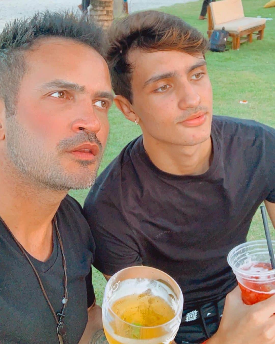アレッサンドロ・ローザ・ヴィエイラのインスタグラム：「Meu filhote @enzo12mendes ❤️🥂❤️」