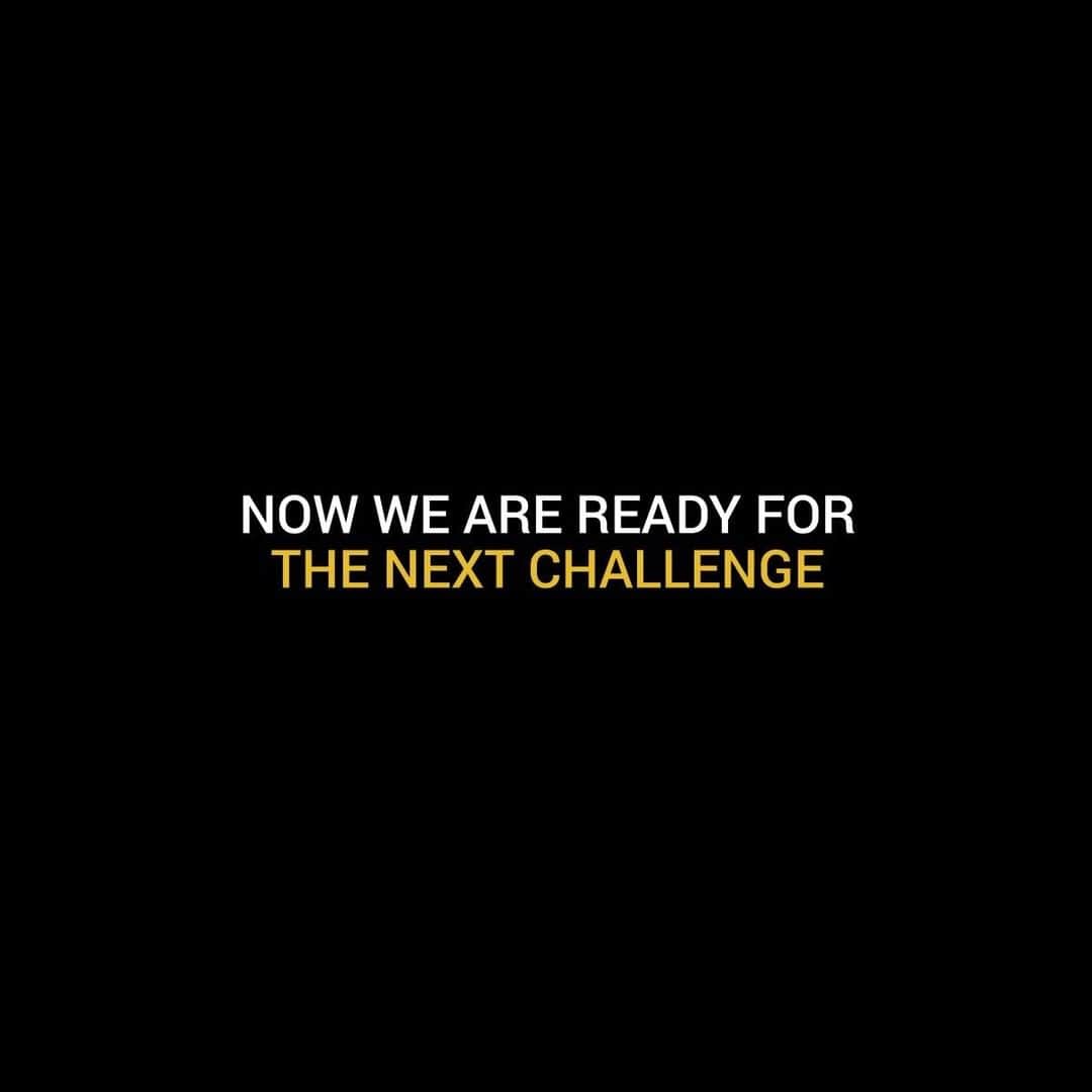 ランボルギーニのインスタグラム：「The world may stop, but not our drive to go on. We are ready. And you?   Happy New Year from Automobili Lamborghini.   #Lamborghini #HappyNewYear #Happy2021」